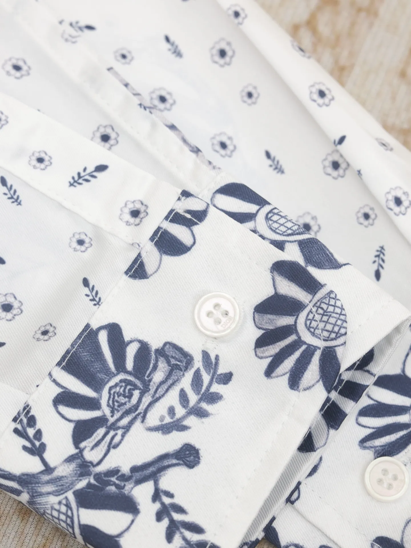 🅿️436 Dio*/Dior 25ss new animal and plant all-over mulberry silk twill flower shirt comes from the DIO AND HYLTON NEL joint series, showing an interpretation of the artist's work. Crafted from white mulberry silk twill in a classic cut, it features a hidden button fastening. The style is fashionable and can be paired with other pieces from the limited series.  Size: 39-S/40-M/41-L/42-XL