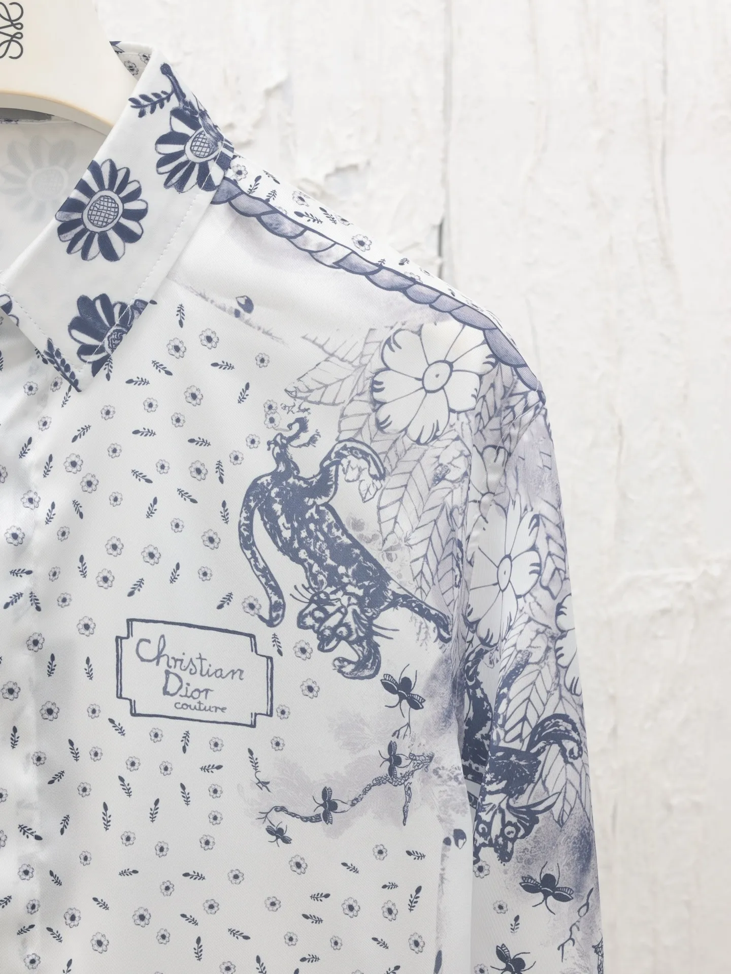 🅿️436 Dio*/Dior 25ss new animal and plant all-over mulberry silk twill flower shirt comes from the DIO AND HYLTON NEL joint series, showing an interpretation of the artist's work. Crafted from white mulberry silk twill in a classic cut, it features a hidden button fastening. The style is fashionable and can be paired with other pieces from the limited series.  Size: 39-S/40-M/41-L/42-XL