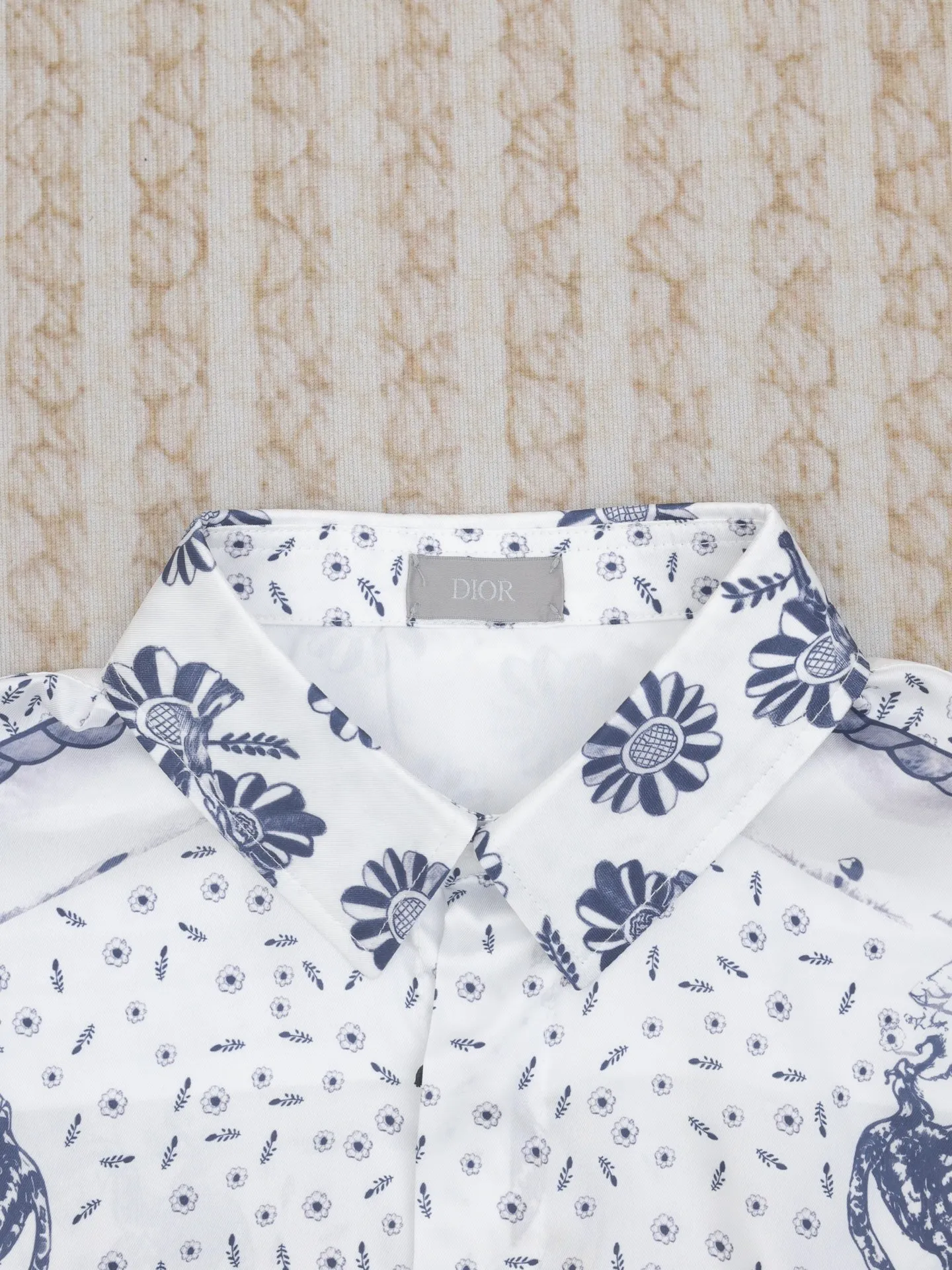 🅿️436 Dio*/Dior 25ss new animal and plant all-over mulberry silk twill flower shirt comes from the DIO AND HYLTON NEL joint series, showing an interpretation of the artist's work. Crafted from white mulberry silk twill in a classic cut, it features a hidden button fastening. The style is fashionable and can be paired with other pieces from the limited series.  Size: 39-S/40-M/41-L/42-XL
