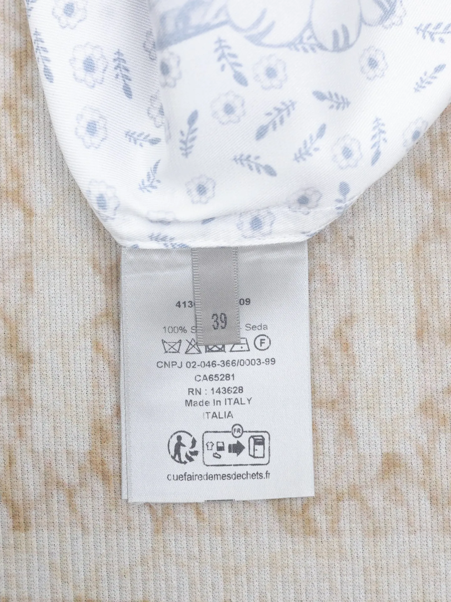 🅿️436 Dio*/Dior 25ss new animal and plant all-over mulberry silk twill flower shirt comes from the DIO AND HYLTON NEL joint series, showing an interpretation of the artist's work. Crafted from white mulberry silk twill in a classic cut, it features a hidden button fastening. The style is fashionable and can be paired with other pieces from the limited series.  Size: 39-S/40-M/41-L/42-XL