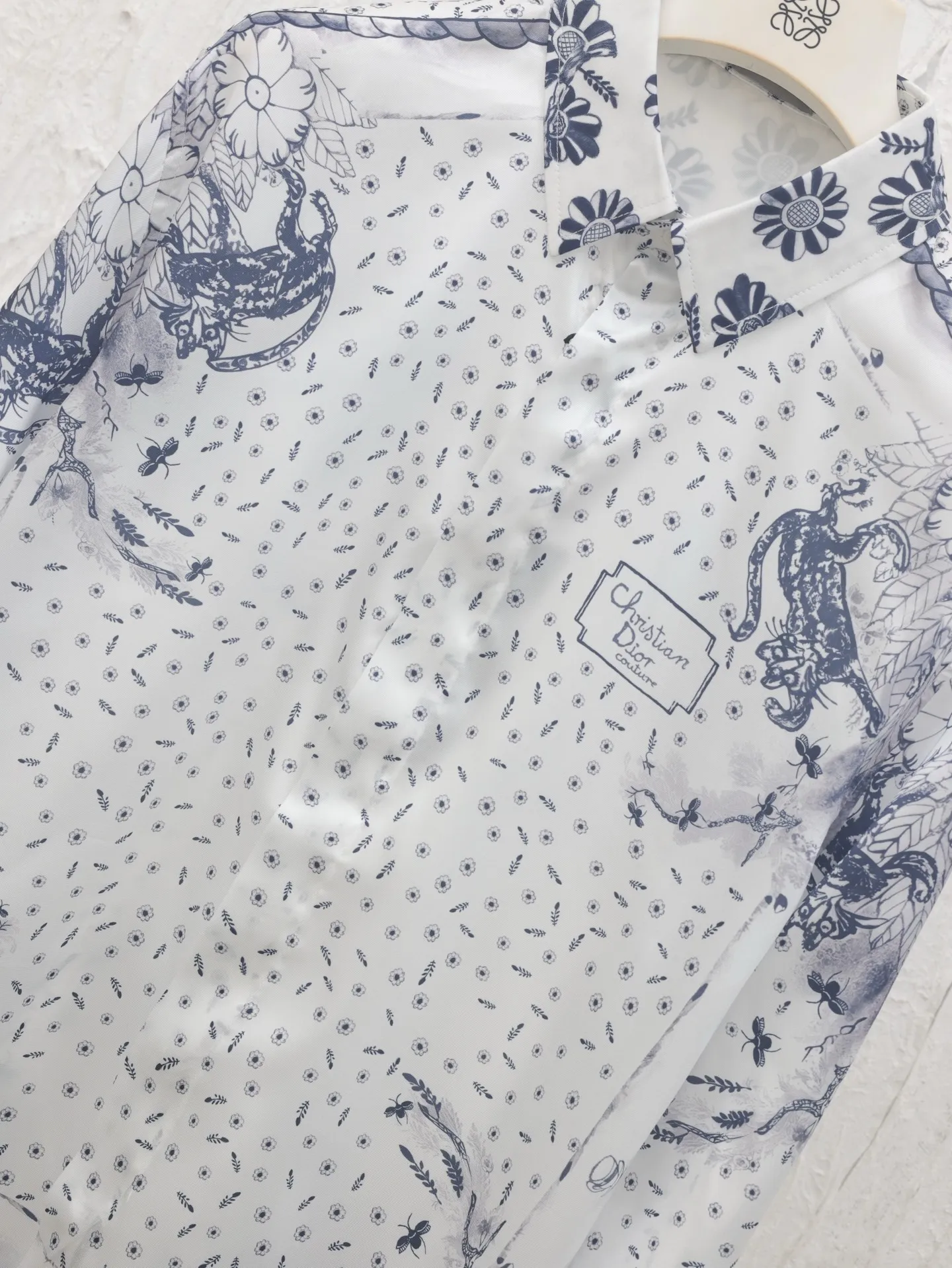 🅿️436 Dio*/Dior 25ss new animal and plant all-over mulberry silk twill flower shirt comes from the DIO AND HYLTON NEL joint series, showing an interpretation of the artist's work. Crafted from white mulberry silk twill in a classic cut, it features a hidden button fastening. The style is fashionable and can be paired with other pieces from the limited series.  Size: 39-S/40-M/41-L/42-XL