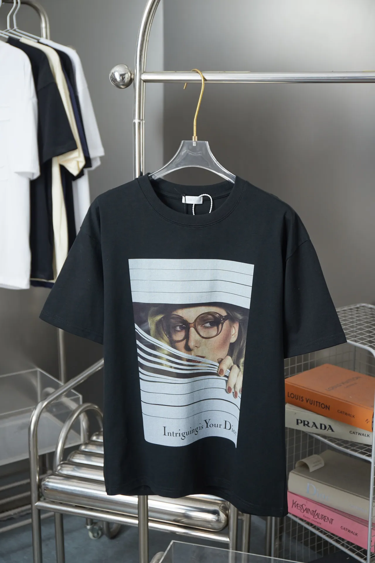 🅿️180 Christian Dior CD 25SS early spring new style, joint ski series, newspaper pattern logo short sleeves, light luxury, essential item for daily commuting for men and women, correct version, welcome to compare, detailed features · 280g 100% pure cotton double yarn jersey fabric · Custom dyed in the same cylinder, special thickened 32 count double-strand 1X1 thread · Imported digital direct-injection printing pattern · Double-needle stitching and cross-stitching process · Original main mark, washed tag, brand moisture-proof paper packaging Color: White/Black Size: S/M/L/XL