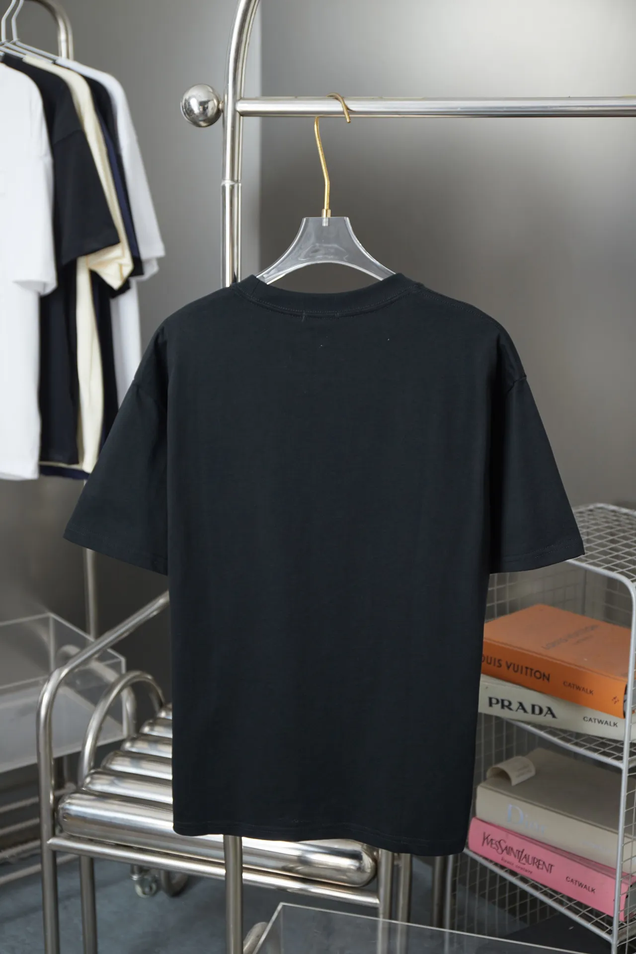 🅿️180 Christian Dior CD 25SS early spring new style, joint ski series, newspaper pattern logo short sleeves, light luxury, essential item for daily commuting for men and women, correct version, welcome to compare, detailed features · 280g 100% pure cotton double yarn jersey fabric · Custom dyed in the same cylinder, special thickened 32 count double-strand 1X1 thread · Imported digital direct-injection printing pattern · Double-needle stitching and cross-stitching process · Original main mark, washed tag, brand moisture-proof paper packaging Color: White/Black Size: S/M/L/XL