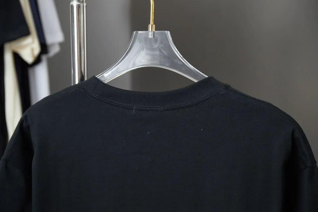 🅿️180 Christian Dior CD 25SS early spring new style, joint ski series, newspaper pattern logo short sleeves, light luxury, essential item for daily commuting for men and women, correct version, welcome to compare, detailed features · 280g 100% pure cotton double yarn jersey fabric · Custom dyed in the same cylinder, special thickened 32 count double-strand 1X1 thread · Imported digital direct-injection printing pattern · Double-needle stitching and cross-stitching process · Original main mark, washed tag, brand moisture-proof paper packaging Color: White/Black Size: S/M/L/XL