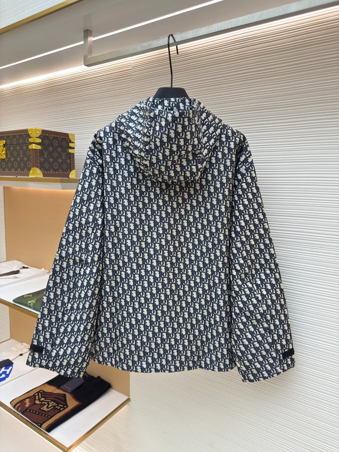 Dior CD jacquard windbreaker ●Authentic product: 34000 purchased and developed ●Item number: 1680664-C65 ●Fabric: polyester jacquard fabric ●Technology: made on positioning cutting machine ●Version: fitted version ●Weight: about 655 grams ●Size: XS-S-M-L ●Description: The fabric is made of 100% polyester jacquard fabric with a warp and weft density of 155*245. It uses royal blue + white two-color warp yarns. The weft yarns are dyed in batches. The warp and weft yarns are all made of 150D polyester long fiber high F yarns. The high-speed rapier jacquard woven raw embryos are then washed and shaped to produce finished fabrics. The left pocket of the front panel is embroidered with a Behringer embroidery machine imported from Japan. The bee CD letters are embroidered with monochrome silk rays on the left and right front panels. The diagonal letters are opposite each other, and the patch pocket is composed of three pieces: bottom bag + surface bag + bag flap, plus a total of 4 pieces on the front panel. The diagonal letters are interlocked to restore the floral tailoring. After taking rough samples of all the cutting pieces, they are hand-made and individually numbered to restore the pattern and then cut the actual sample. The cutting is very difficult, the amount of fabric is doubled and it is extremely time-consuming. It is equipped with CD letters and bright-colored pig-nose buttons. The overall routing is straight and delicate, the fabric is comfortable and soft, and the color is consistent and has no color difference. It can be matched with the same style to create a fashionable look, and can be used in various occasions. Customized accessories, complete with three standards, same style for men and women!