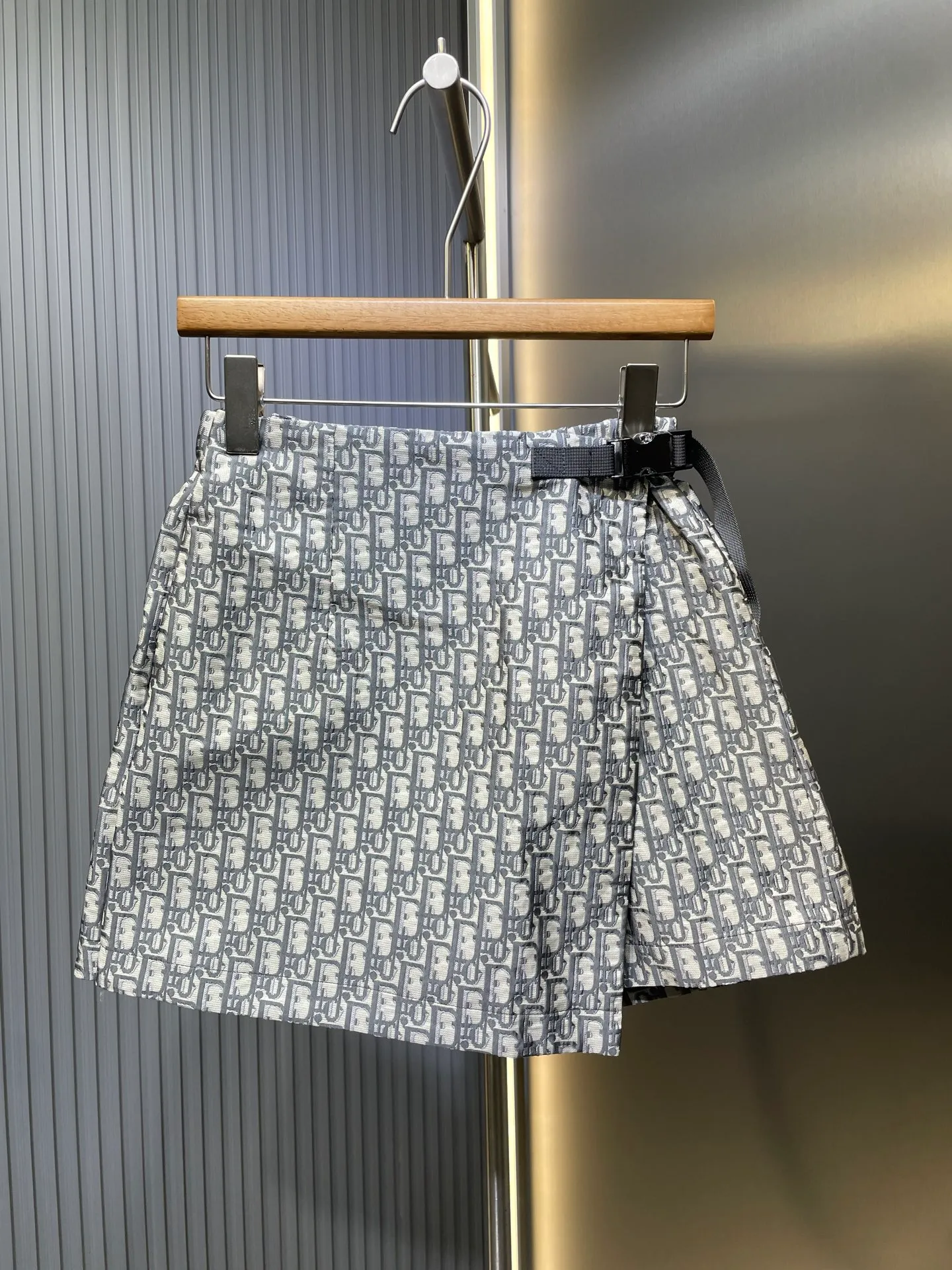 🅿️360 DIO* 🌟【Top Replica】Vacation series culottes with fabric panels and versatile culottes with a high-end and fashionable silhouette. The three-dimensional cut is very wide and the upper body is slimming. A must-have item for fair and beautiful women! Elongates the leg lines. A must-have item for presbyopia. It’s really easy to wear. Super versatile. Size: SML