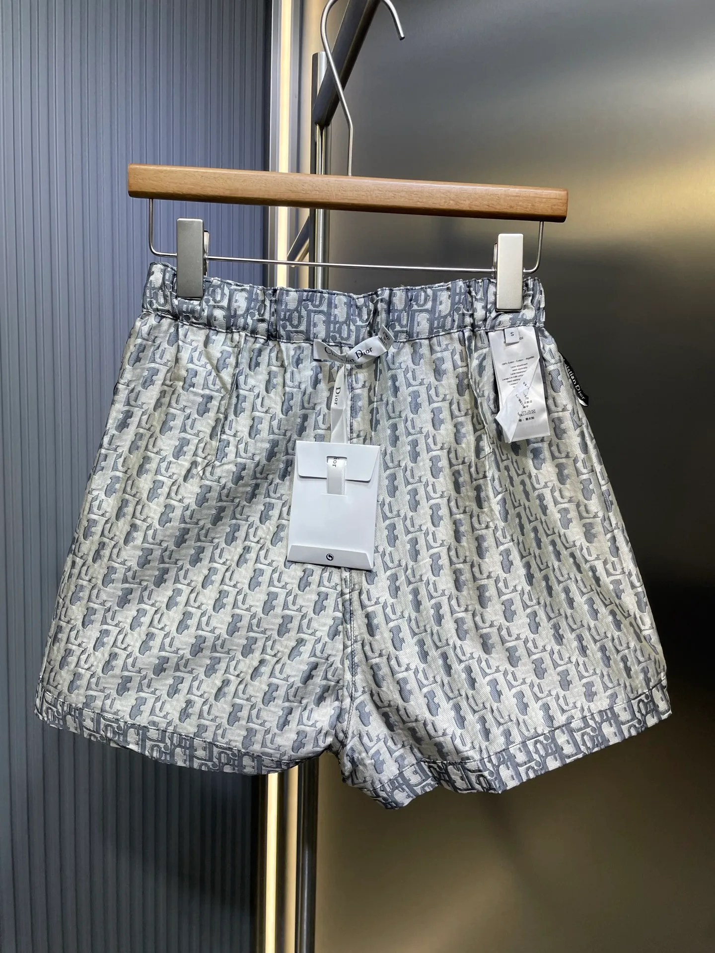 🅿️360 DIO* 🌟【Top Replica】Vacation series culottes with fabric panels and versatile culottes with a high-end and fashionable silhouette. The three-dimensional cut is very wide and the upper body is slimming. A must-have item for fair and beautiful women! Elongates the leg lines. A must-have item for presbyopia. It’s really easy to wear. Super versatile. Size: SML