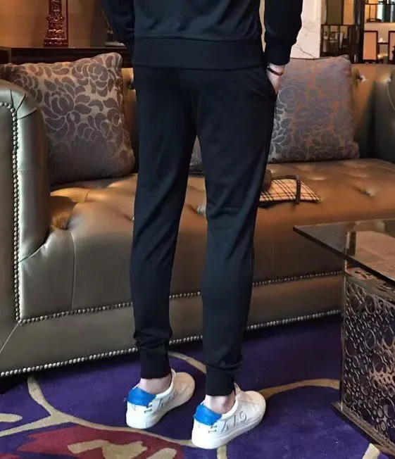 🅿️460 brand [DIOR Dior] (velvet and thickened) 2025 autumn and winter new product, celebrities' favorite fashion-flavored casual suit, clean and neat tailoring, full of urban style. Made of high-quality customized fabrics, the inner warmth is excellent, the hand feels soft and dry, and the upper body effect is crisp and stylish. The three-dimensional cutting process and the pattern are all of high standards, and the silhouette version has the right benefits! It is not tight at all, and you feel good when you put it on. So many top-quality raw materials create high-end products with unparalleled value. It is the first choice for high-end fashion people. (Size: M-4XL can wear up to 200 pounds)