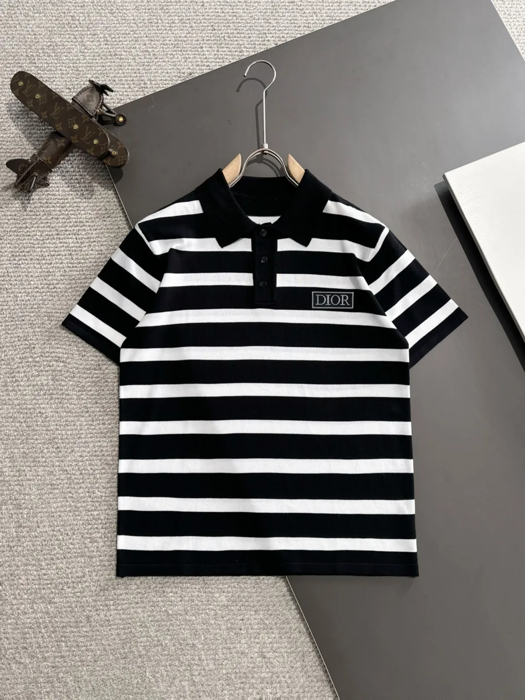 🅿️332 shipped next day. High quality Dior 2025 spring and summer new men's lapel short-sleeved T-shirt. Made of combed cotton yarn knitted cotton fabric. Pure cotton high-weight special yarn. It feels heavy when weighed. The upper body is also more textured than ordinary T-shirts. This texture can cope with the weather easily and is suitable for both hot and cold! The pattern on the chest adopts three-dimensional embroidery technology, and is perfectly produced stitch by stitch with reference to the original version! Loose fit design, looks noble. Size: M to XXXL