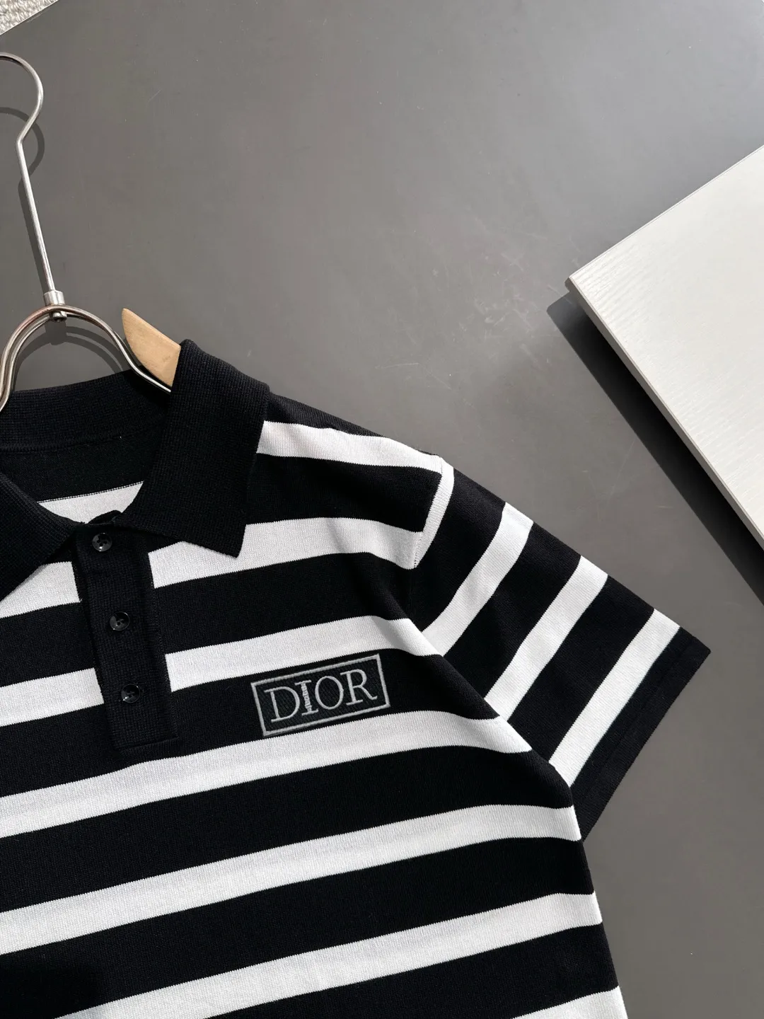 🅿️332 shipped next day. High quality Dior 2025 spring and summer new men's lapel short-sleeved T-shirt. Made of combed cotton yarn knitted cotton fabric. Pure cotton high-weight special yarn. It feels heavy when weighed. The upper body is also more textured than ordinary T-shirts. This texture can cope with the weather easily and is suitable for both hot and cold! The pattern on the chest adopts three-dimensional embroidery technology, and is perfectly produced stitch by stitch with reference to the original version! Loose fit design, looks noble. Size: M to XXXL