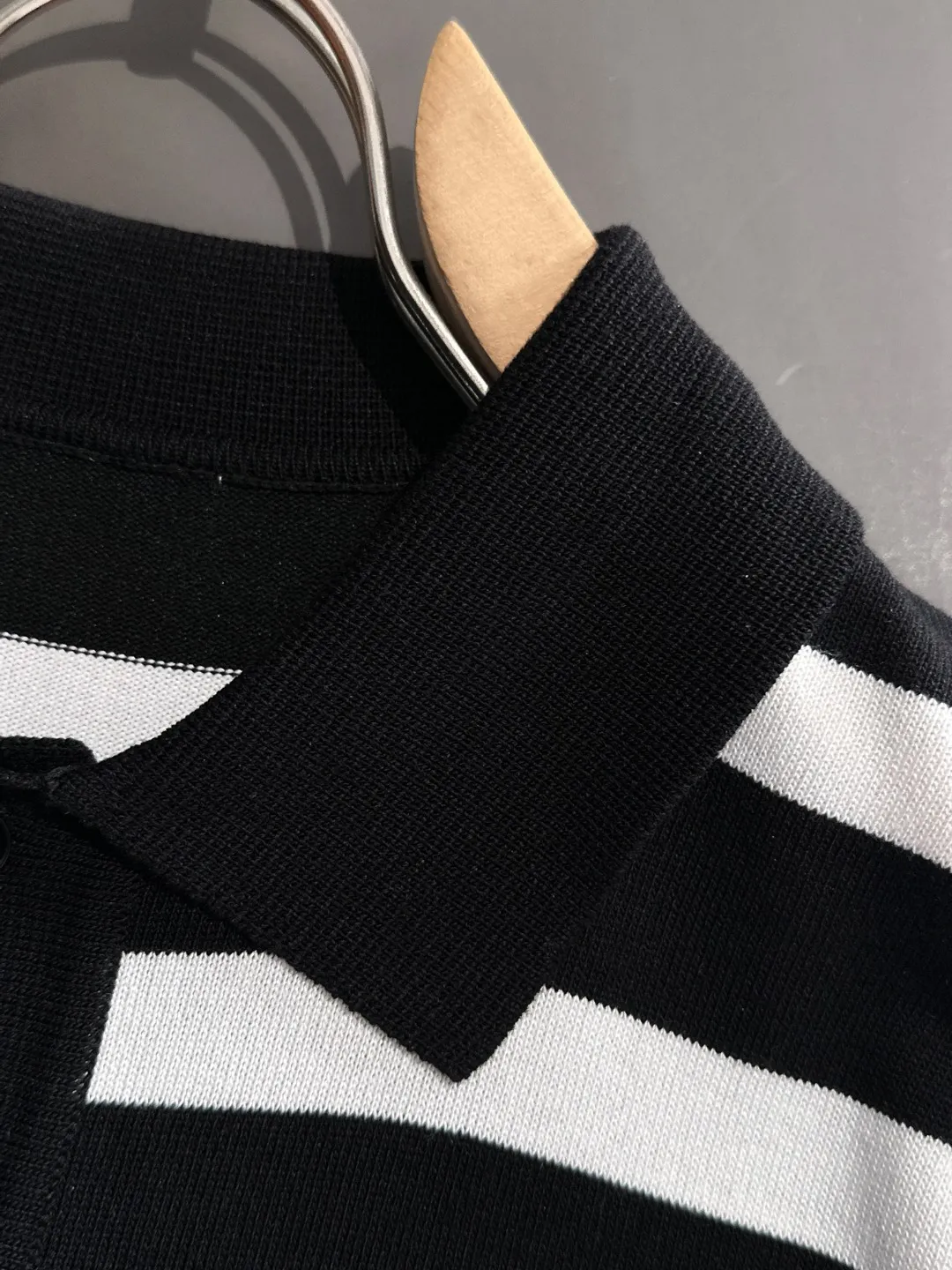 🅿️332 shipped next day. High quality Dior 2025 spring and summer new men's lapel short-sleeved T-shirt. Made of combed cotton yarn knitted cotton fabric. Pure cotton high-weight special yarn. It feels heavy when weighed. The upper body is also more textured than ordinary T-shirts. This texture can cope with the weather easily and is suitable for both hot and cold! The pattern on the chest adopts three-dimensional embroidery technology, and is perfectly produced stitch by stitch with reference to the original version! Loose fit design, looks noble. Size: M to XXXL