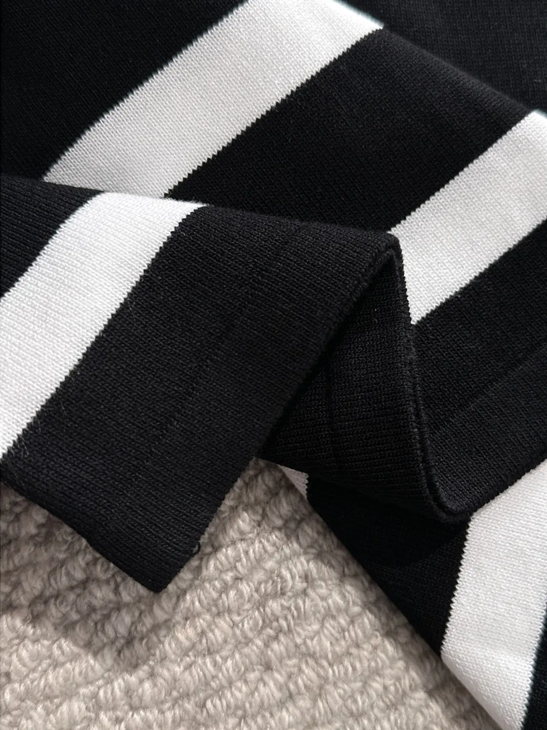 🅿️332 shipped next day. High quality Dior 2025 spring and summer new men's lapel short-sleeved T-shirt. Made of combed cotton yarn knitted cotton fabric. Pure cotton high-weight special yarn. It feels heavy when weighed. The upper body is also more textured than ordinary T-shirts. This texture can cope with the weather easily and is suitable for both hot and cold! The pattern on the chest adopts three-dimensional embroidery technology, and is perfectly produced stitch by stitch with reference to the original version! Loose fit design, looks noble. Size: M to XXXL