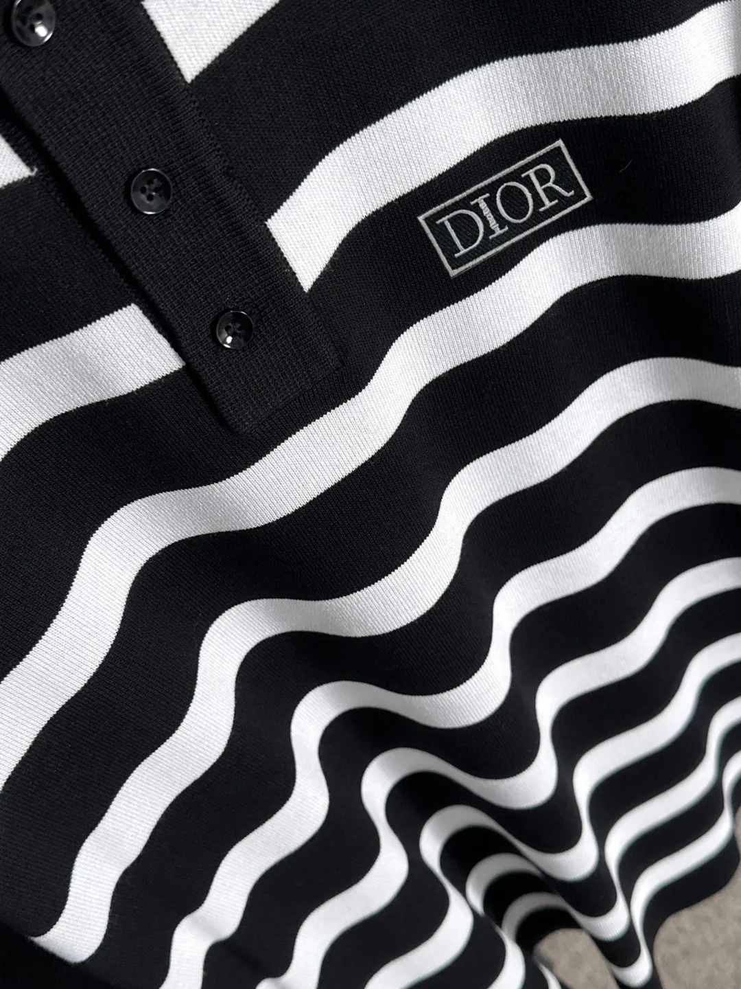 🅿️332 shipped next day. High quality Dior 2025 spring and summer new men's lapel short-sleeved T-shirt. Made of combed cotton yarn knitted cotton fabric. Pure cotton high-weight special yarn. It feels heavy when weighed. The upper body is also more textured than ordinary T-shirts. This texture can cope with the weather easily and is suitable for both hot and cold! The pattern on the chest adopts three-dimensional embroidery technology, and is perfectly produced stitch by stitch with reference to the original version! Loose fit design, looks noble. Size: M to XXXL