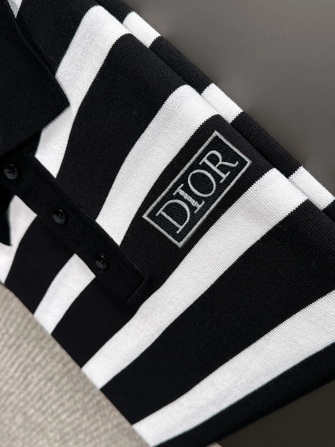 🅿️332 shipped next day. High quality Dior 2025 spring and summer new men's lapel short-sleeved T-shirt. Made of combed cotton yarn knitted cotton fabric. Pure cotton high-weight special yarn. It feels heavy when weighed. The upper body is also more textured than ordinary T-shirts. This texture can cope with the weather easily and is suitable for both hot and cold! The pattern on the chest adopts three-dimensional embroidery technology, and is perfectly produced stitch by stitch with reference to the original version! Loose fit design, looks noble. Size: M to XXXL