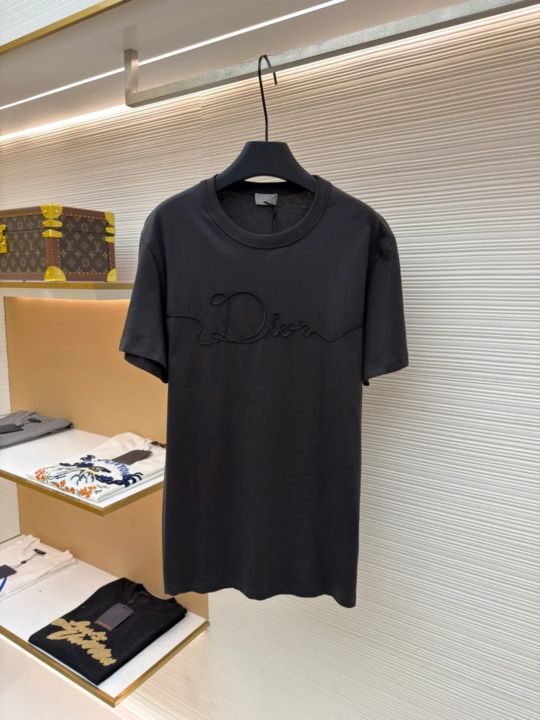 Dior satin emblem round neck short sleeves ●Original version: purchased and developed by 7089 ●Item number: 1681694-A00 ●Fabric: cotton jersey fabric ●Technology: embroidery production ●Color: dark gray ●Version: fitted version ●Weight: about 200 grams ●Size: XS-S-M-L ●Description: The main body is made of 24-count special-spun compact cotton. The weight of 185g/㎡ is light to medium, ensuring the lightness, breathability and good drape of the T-shirt. It is suitable for both spring wear alone and as an inner layer. With 32 pieces of 1×1 rib, 300g/㎡. Its special spinning and compacting process means that compact spinning technology is used in the spinning process, which effectively reduces the hairiness of the yarn, making the yarn smoother and stronger. The woven fabric therefore has the advantages of compact structure, smooth surface, and resistance to pilling. The final dark gray tone is combined with the simple texture of jersey to create a high-end matte texture. Embroidery decoration in the form of satin ribbons, which are fixed on the fabric through special processing. The texture brought by this process is usually different from the woven texture and slight luster of the main knitted fabric. It forms a delicate and accessible visual and tactile focus on the matte dark gray base, enhancing the craftsmanship, design and uniqueness of the single product. The overall wiring is straight and delicate, the fabric is comfortable and soft, and the color is consistent without color difference. It can be matched with the same style to create a fashionable look and control various occasions. Customized accessories, complete with three standards, same style for men and women!
