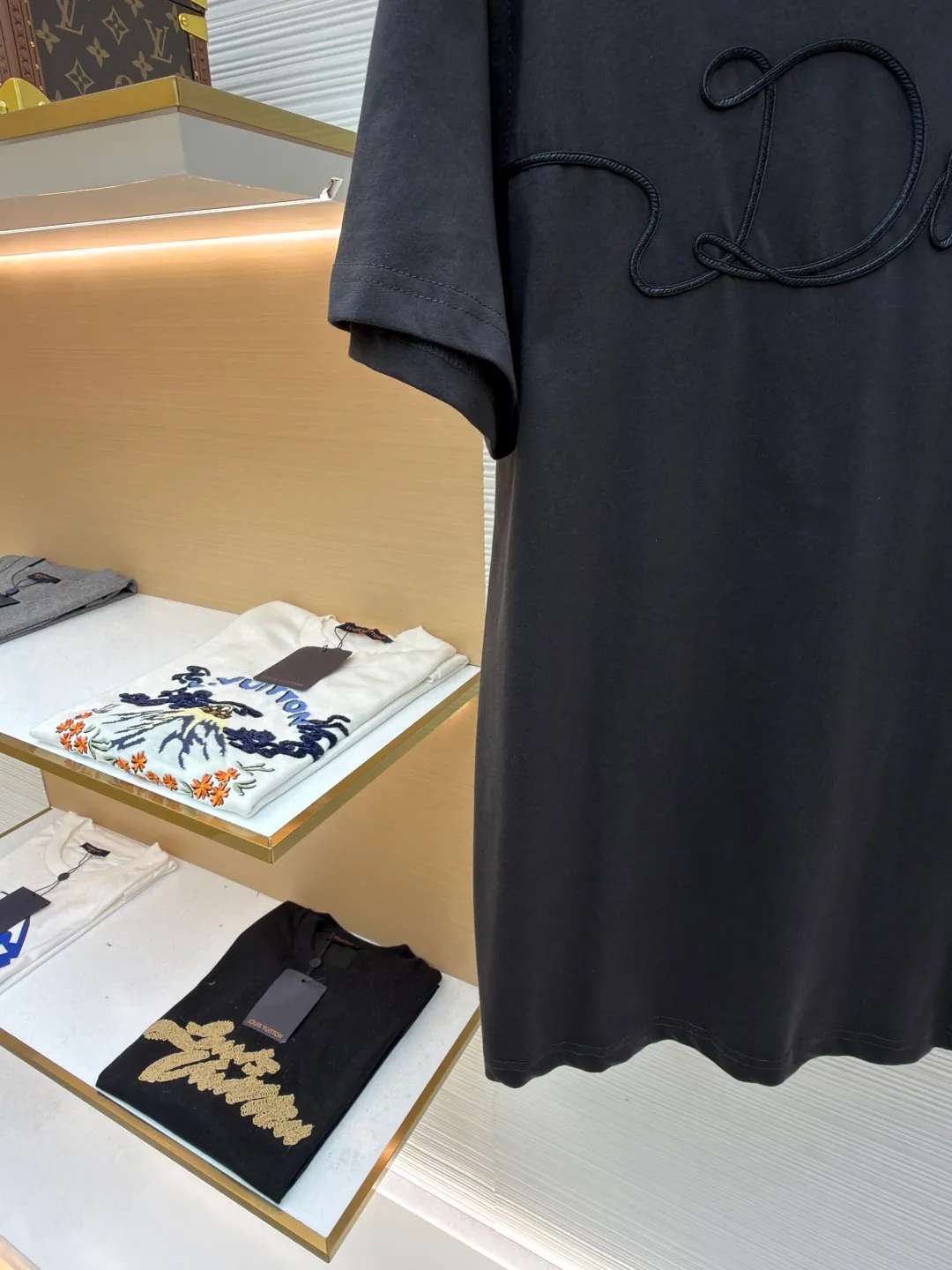 Dior satin emblem round neck short sleeves ●Original version: purchased and developed by 7089 ●Item number: 1681694-A00 ●Fabric: cotton jersey fabric ●Technology: embroidery production ●Color: dark gray ●Version: fitted version ●Weight: about 200 grams ●Size: XS-S-M-L ●Description: The main body is made of 24-count special-spun compact cotton. The weight of 185g/㎡ is light to medium, ensuring the lightness, breathability and good drape of the T-shirt. It is suitable for both spring wear alone and as an inner layer. With 32 pieces of 1×1 rib, 300g/㎡. Its special spinning and compacting process means that compact spinning technology is used in the spinning process, which effectively reduces the hairiness of the yarn, making the yarn smoother and stronger. The woven fabric therefore has the advantages of compact structure, smooth surface, and resistance to pilling. The final dark gray tone is combined with the simple texture of jersey to create a high-end matte texture. Embroidery decoration in the form of satin ribbons, which are fixed on the fabric through special processing. The texture brought by this process is usually different from the woven texture and slight luster of the main knitted fabric. It forms a delicate and accessible visual and tactile focus on the matte dark gray base, enhancing the craftsmanship, design and uniqueness of the single product. The overall wiring is straight and delicate, the fabric is comfortable and soft, and the color is consistent without color difference. It can be matched with the same style to create a fashionable look and control various occasions. Customized accessories, complete with three standards, same style for men and women!