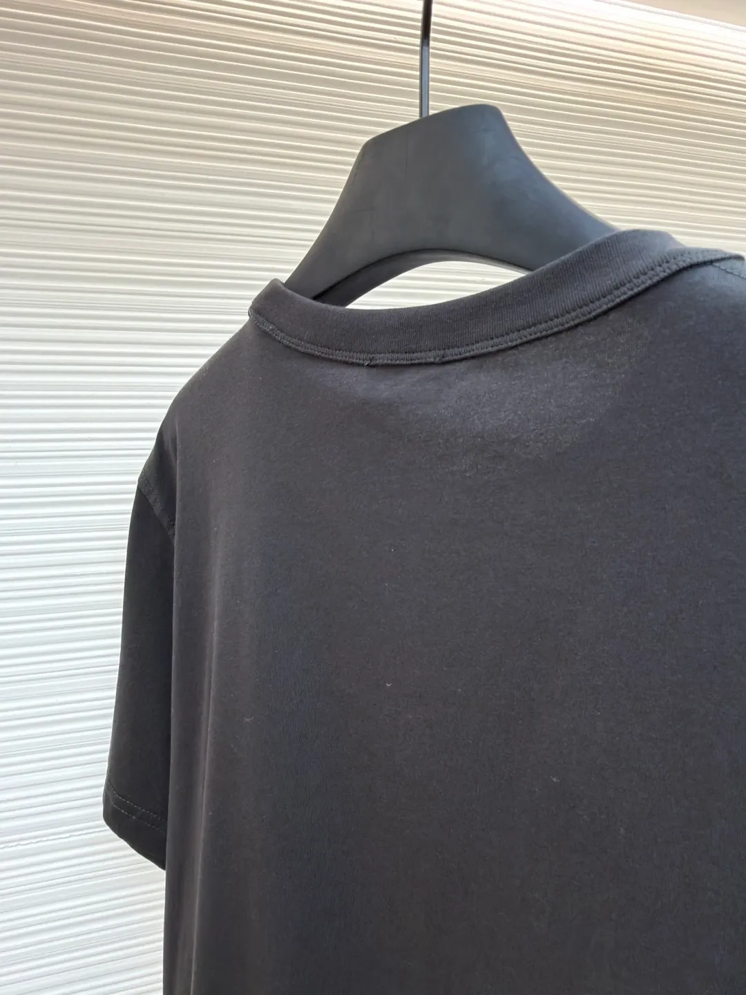 Dior satin emblem round neck short sleeves ●Original version: purchased and developed by 7089 ●Item number: 1681694-A00 ●Fabric: cotton jersey fabric ●Technology: embroidery production ●Color: dark gray ●Version: fitted version ●Weight: about 200 grams ●Size: XS-S-M-L ●Description: The main body is made of 24-count special-spun compact cotton. The weight of 185g/㎡ is light to medium, ensuring the lightness, breathability and good drape of the T-shirt. It is suitable for both spring wear alone and as an inner layer. With 32 pieces of 1×1 rib, 300g/㎡. Its special spinning and compacting process means that compact spinning technology is used in the spinning process, which effectively reduces the hairiness of the yarn, making the yarn smoother and stronger. The woven fabric therefore has the advantages of compact structure, smooth surface, and resistance to pilling. The final dark gray tone is combined with the simple texture of jersey to create a high-end matte texture. Embroidery decoration in the form of satin ribbons, which are fixed on the fabric through special processing. The texture brought by this process is usually different from the woven texture and slight luster of the main knitted fabric. It forms a delicate and accessible visual and tactile focus on the matte dark gray base, enhancing the craftsmanship, design and uniqueness of the single product. The overall wiring is straight and delicate, the fabric is comfortable and soft, and the color is consistent without color difference. It can be matched with the same style to create a fashionable look and control various occasions. Customized accessories, complete with three standards, same style for men and women!