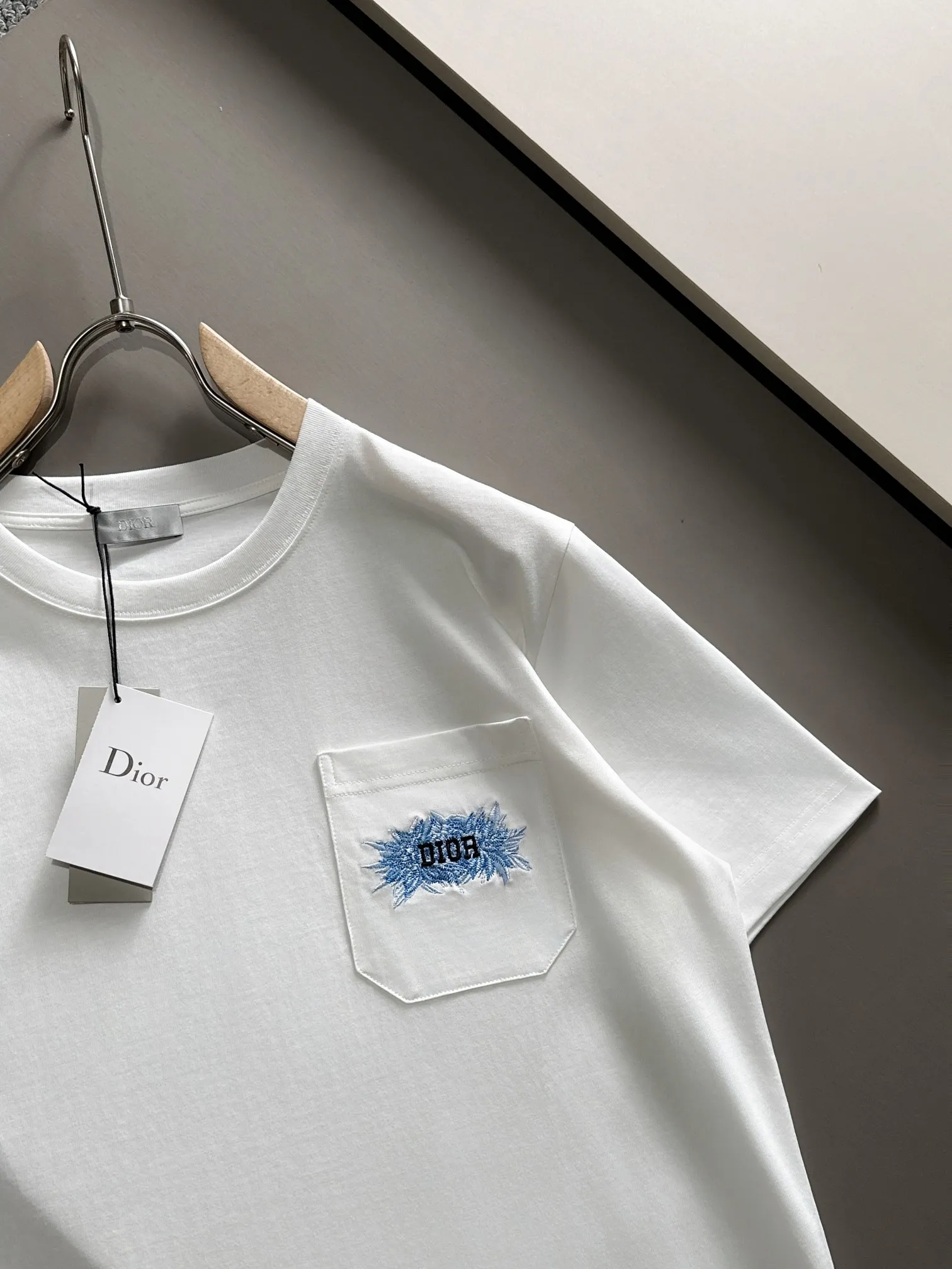 🅿️190 (arrives the next day) Dior 2025 new style pocket flower embroidered letter logo, same style for men and women, short-sleeved T-shirt ·Customized 260g 100% double yarn pure cotton fabric ·Custom dyed 32 counts double-strand thread ·Collar label, hangtag, main mark and three labels complete Color: White Size: XS S M L