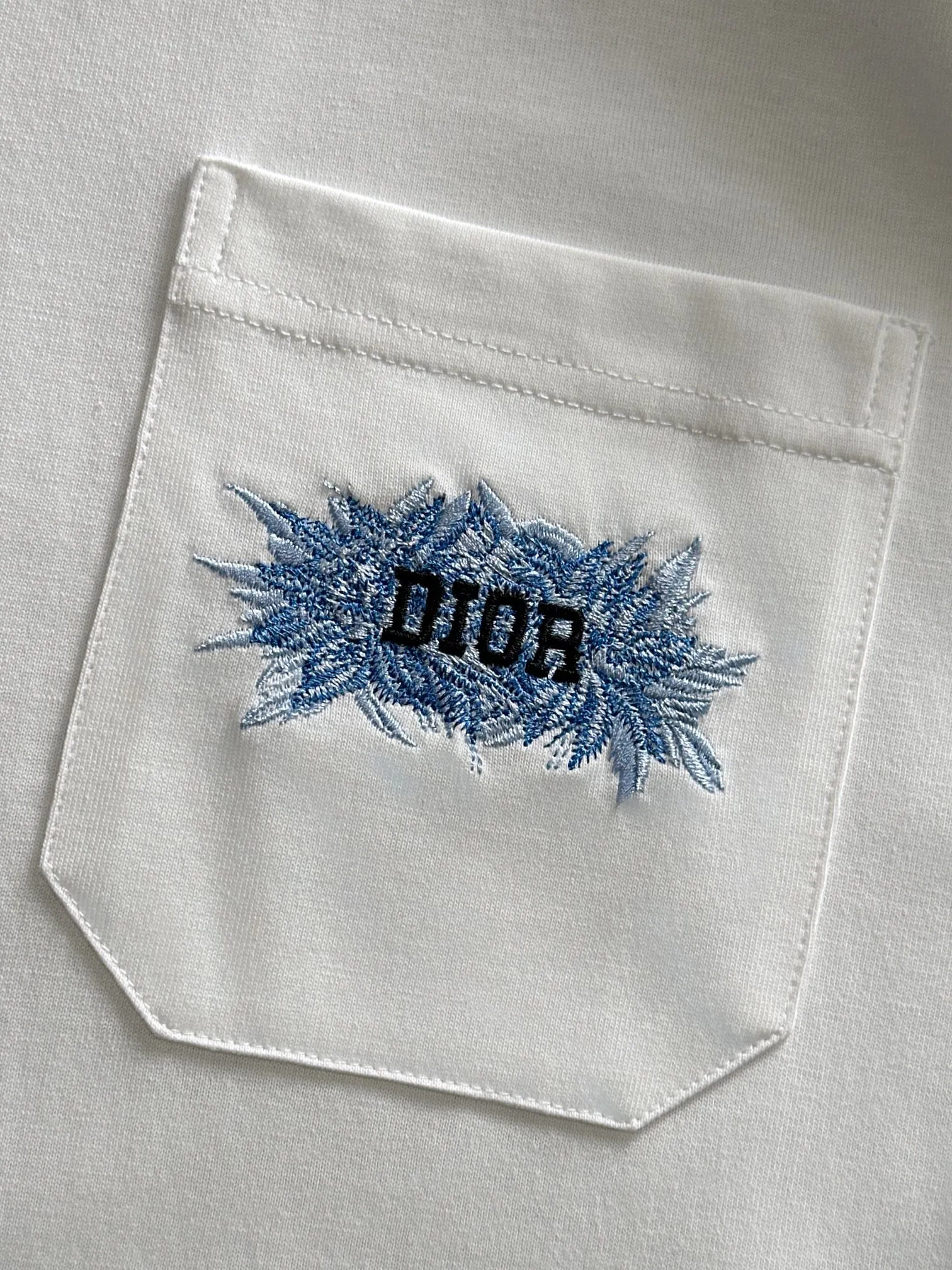 🅿️190 (arrives the next day) Dior 2025 new style pocket flower embroidered letter logo, same style for men and women, short-sleeved T-shirt ·Customized 260g 100% double yarn pure cotton fabric ·Custom dyed 32 counts double-strand thread ·Collar label, hangtag, main mark and three labels complete Color: White Size: XS S M L