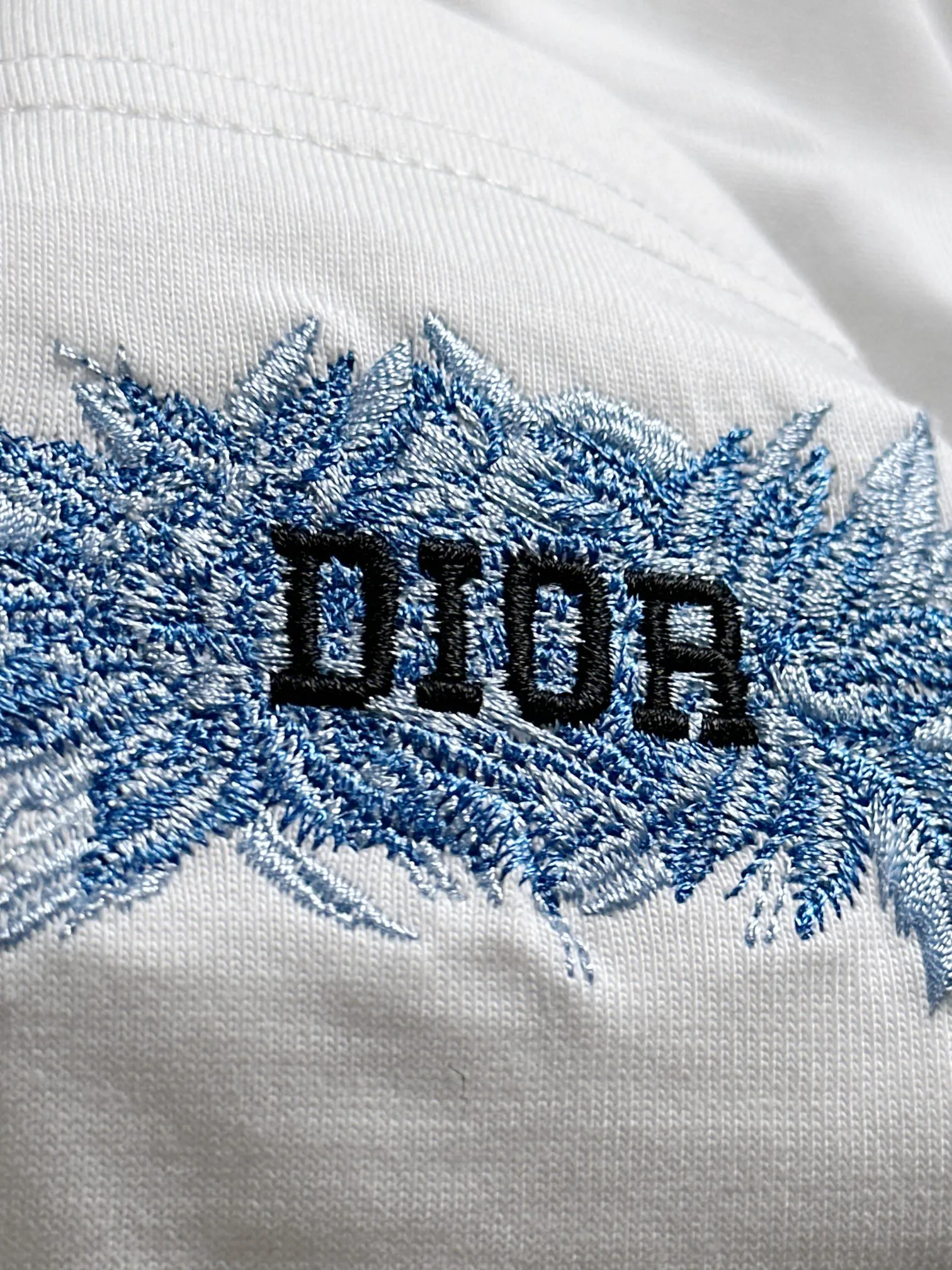 🅿️190 (arrives the next day) Dior 2025 new style pocket flower embroidered letter logo, same style for men and women, short-sleeved T-shirt ·Customized 260g 100% double yarn pure cotton fabric ·Custom dyed 32 counts double-strand thread ·Collar label, hangtag, main mark and three labels complete Color: White Size: XS S M L