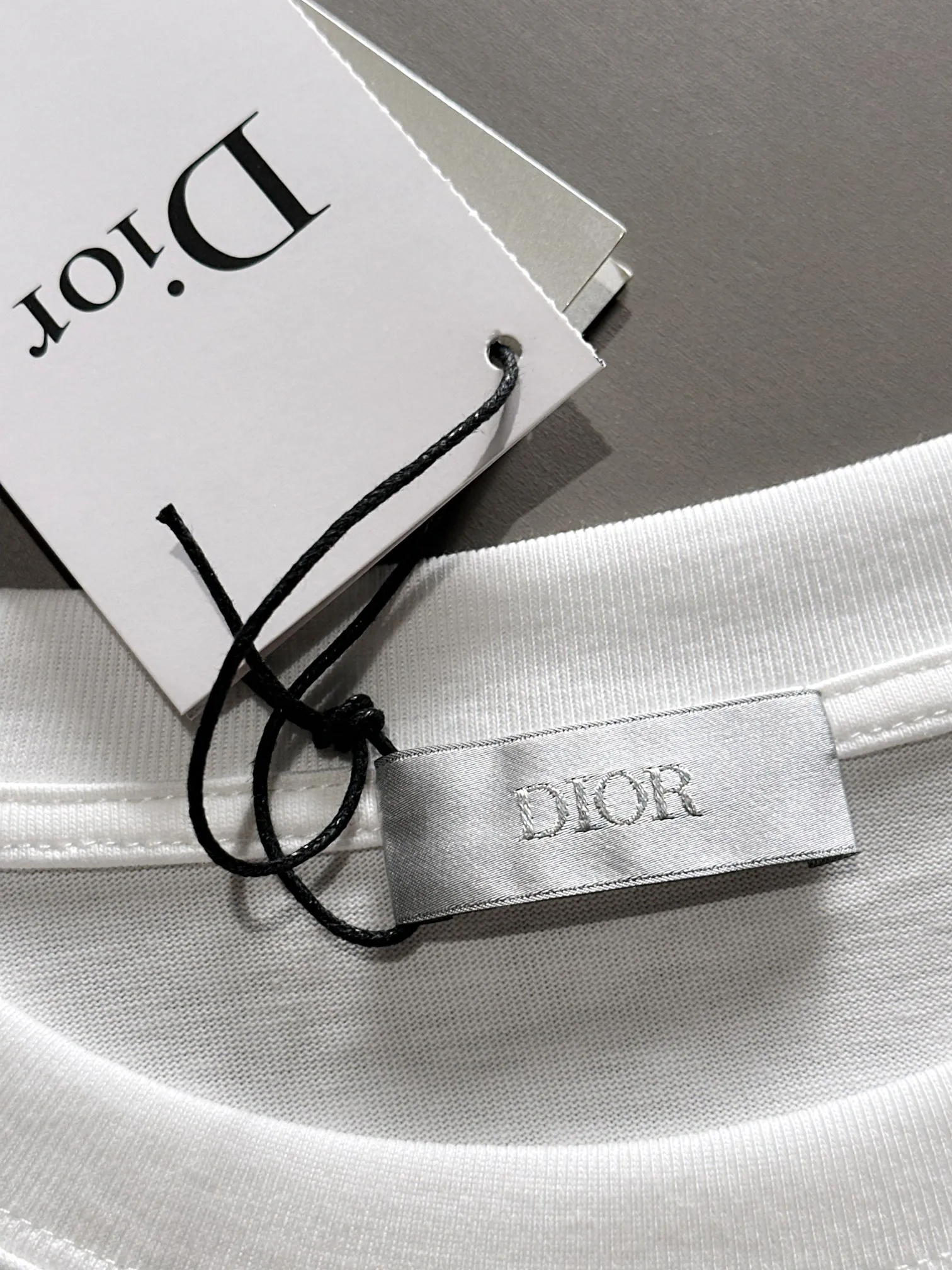 🅿️190 (arrives the next day) Dior 2025 new style pocket flower embroidered letter logo, same style for men and women, short-sleeved T-shirt ·Customized 260g 100% double yarn pure cotton fabric ·Custom dyed 32 counts double-strand thread ·Collar label, hangtag, main mark and three labels complete Color: White Size: XS S M L