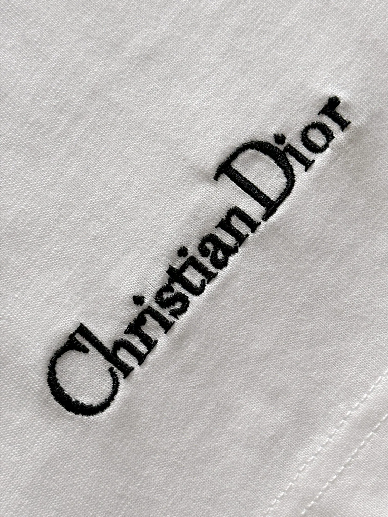 🅿️190 (arrives the next day) Dior 2025 new style pocket flower embroidered letter logo, same style for men and women, short-sleeved T-shirt ·Customized 260g 100% double yarn pure cotton fabric ·Custom dyed 32 counts double-strand thread ·Collar label, hangtag, main mark and three labels complete Color: White Size: XS S M L