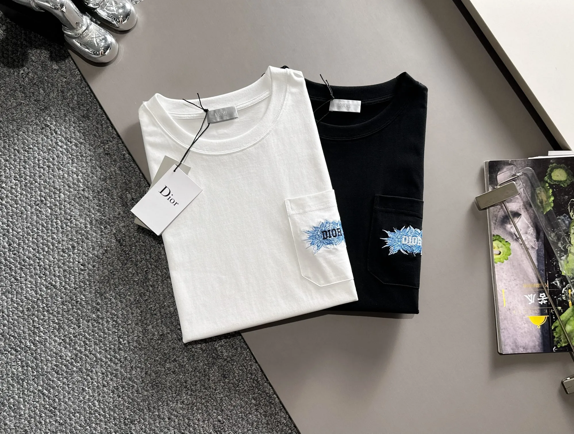 🅿️190 (arrives the next day) Dior 2025 new style pocket flower embroidered letter logo, same style for men and women, short-sleeved T-shirt ·Customized 260g 100% double yarn pure cotton fabric ·Custom dyed 32 counts double-strand thread ·Collar label, hangtag, main mark and three labels complete Color: White Size: XS S M L