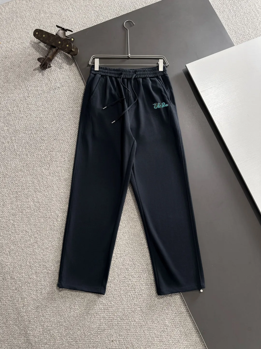 🅿️400 next day shipping Dior 2025 spring and summer new elastic band casual pants, thin counter custom fabrics, high breathability and comfort, impeccable details, brand element design concept, reflecting high quality. It feels delicate and soft! It presents a casual cut and the upper body shape is great! Size: M-4XL