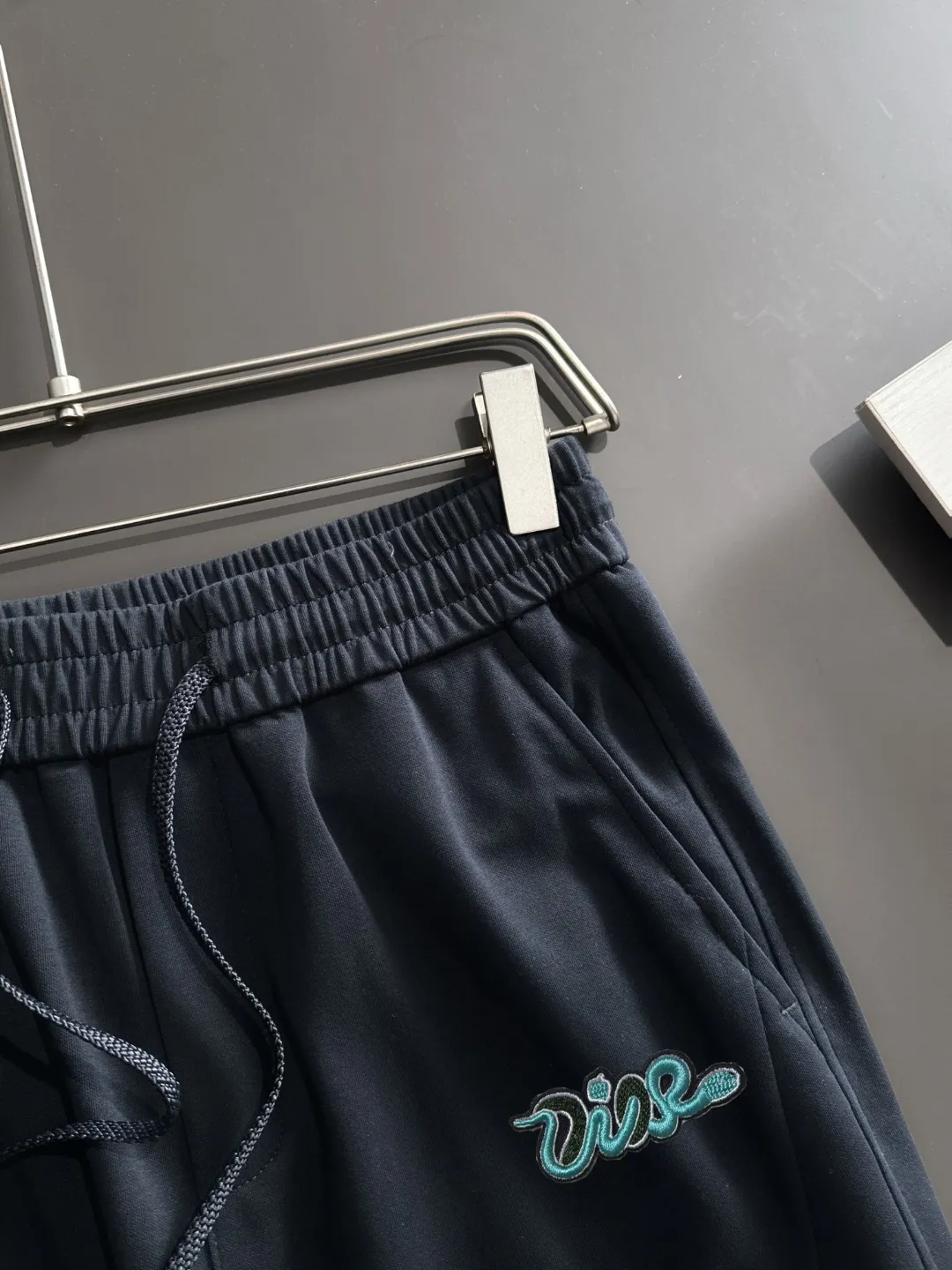 🅿️400 next day shipping Dior 2025 spring and summer new elastic band casual pants, thin counter custom fabrics, high breathability and comfort, impeccable details, brand element design concept, reflecting high quality. It feels delicate and soft! It presents a casual cut and the upper body shape is great! Size: M-4XL