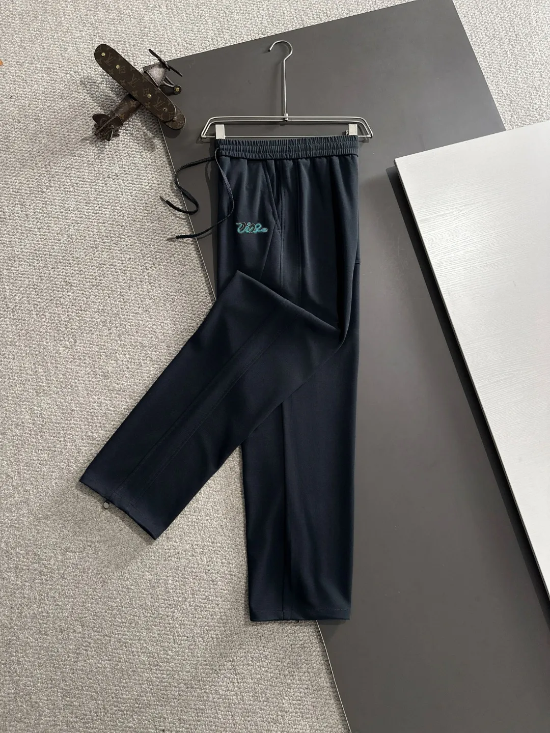 🅿️400 next day shipping Dior 2025 spring and summer new elastic band casual pants, thin counter custom fabrics, high breathability and comfort, impeccable details, brand element design concept, reflecting high quality. It feels delicate and soft! It presents a casual cut and the upper body shape is great! Size: M-4XL
