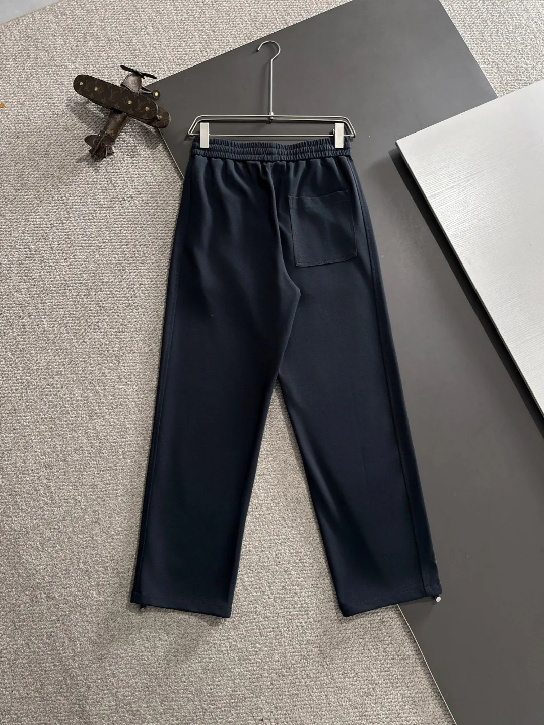 🅿️400 next day shipping Dior 2025 spring and summer new elastic band casual pants, thin counter custom fabrics, high breathability and comfort, impeccable details, brand element design concept, reflecting high quality. It feels delicate and soft! It presents a casual cut and the upper body shape is great! Size: M-4XL