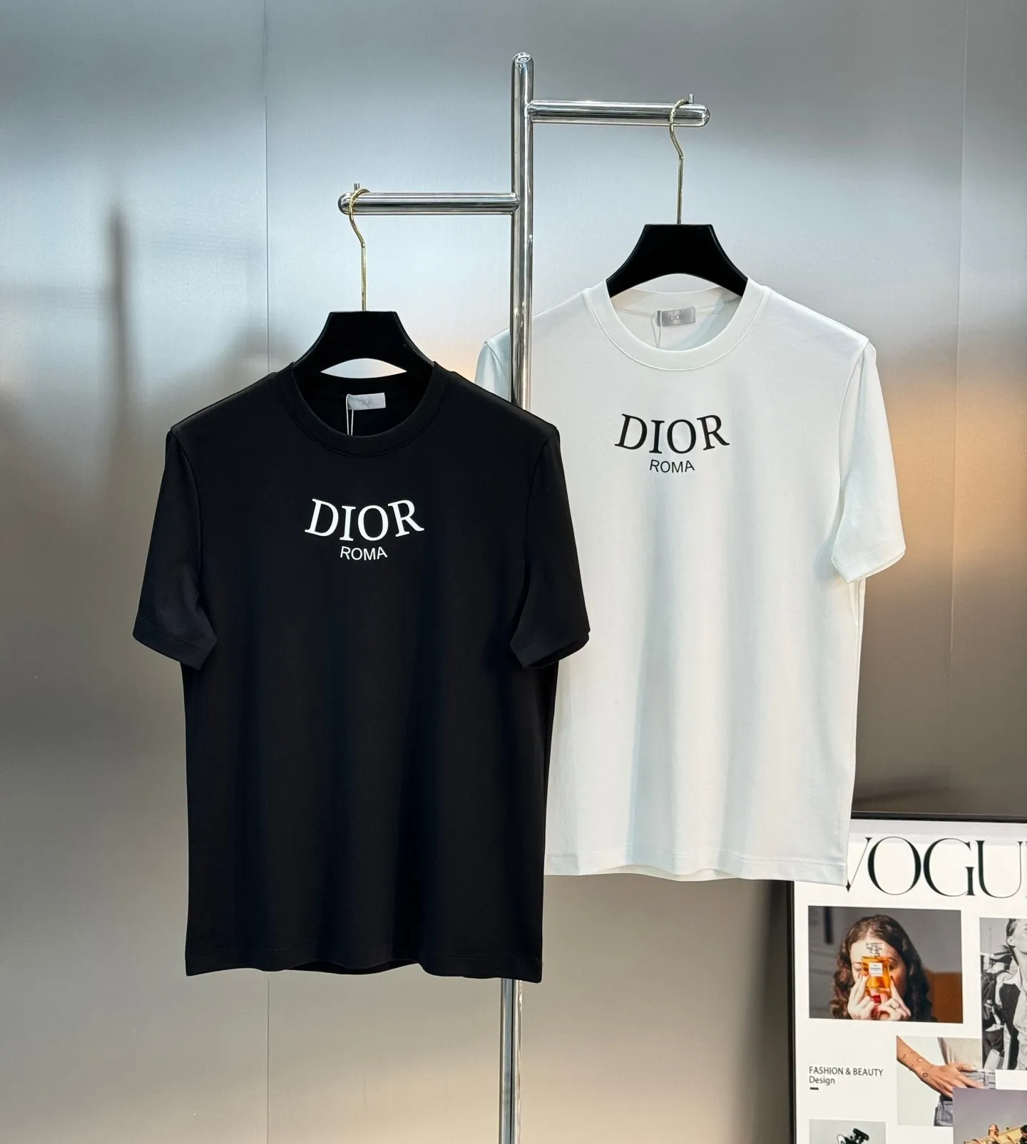 🅿️180 Dior 25s new summer cotton round neck short sleeves❤️Classic brand letter logo on the chest. High temperature three-dimensional heat transfer process. Preferred 260g pure cotton fabric! ! ! It is tight and thick and will not become thinner with washing... Mao Mao Party, who has high requirements for comfort, closes his eyes and flushes... The outline of the brand letters is clear and three-dimensional, revealing the visual impact of the picture! Color: White. Black. Size: s-xxl