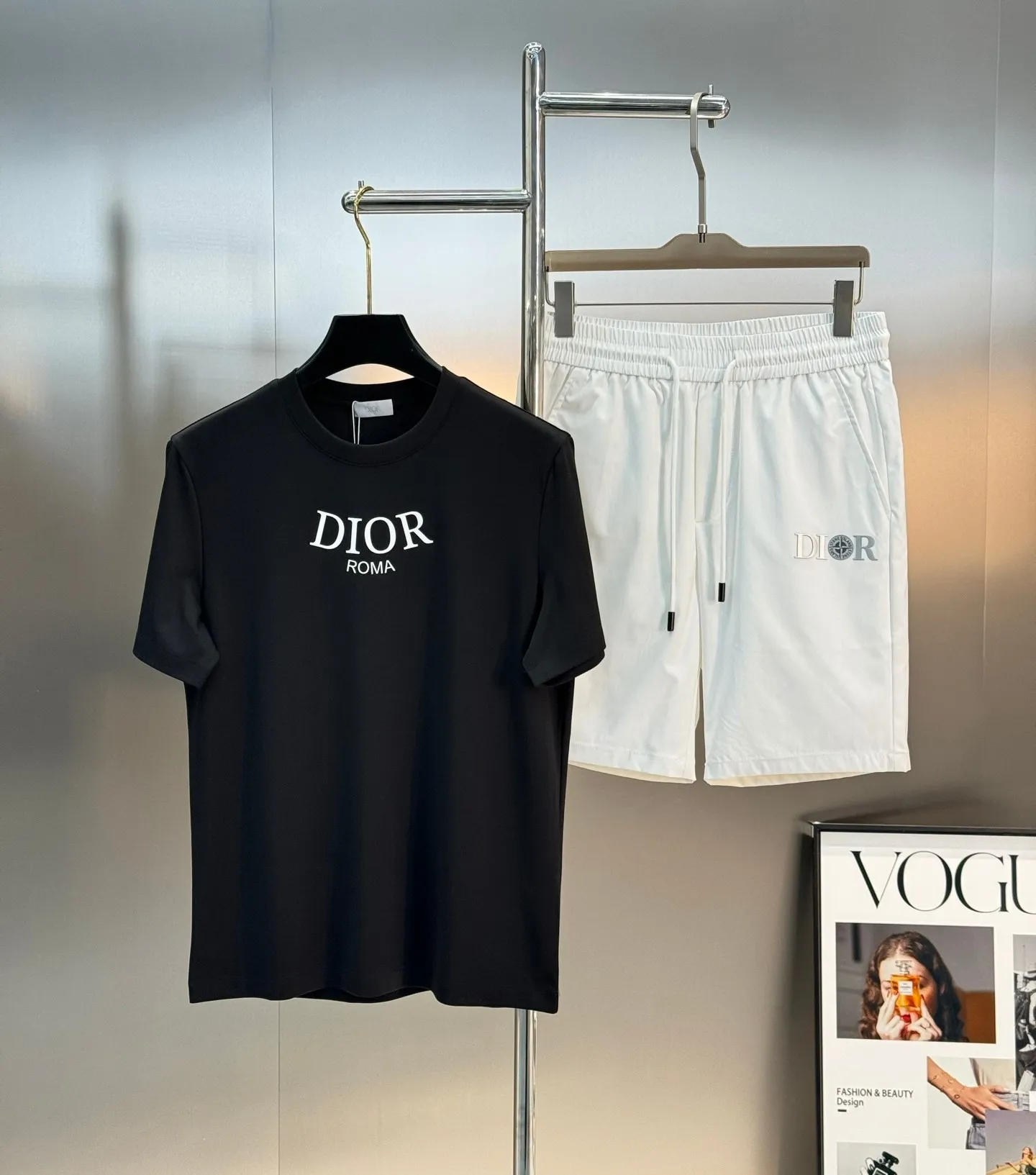 🅿️180 Dior 25s new summer cotton round neck short sleeves❤️Classic brand letter logo on the chest. High temperature three-dimensional heat transfer process. Preferred 260g pure cotton fabric! ! ! It is tight and thick and will not become thinner with washing... Mao Mao Party, who has high requirements for comfort, closes his eyes and flushes... The outline of the brand letters is clear and three-dimensional, revealing the visual impact of the picture! Color: White. Black. Size: s-xxl