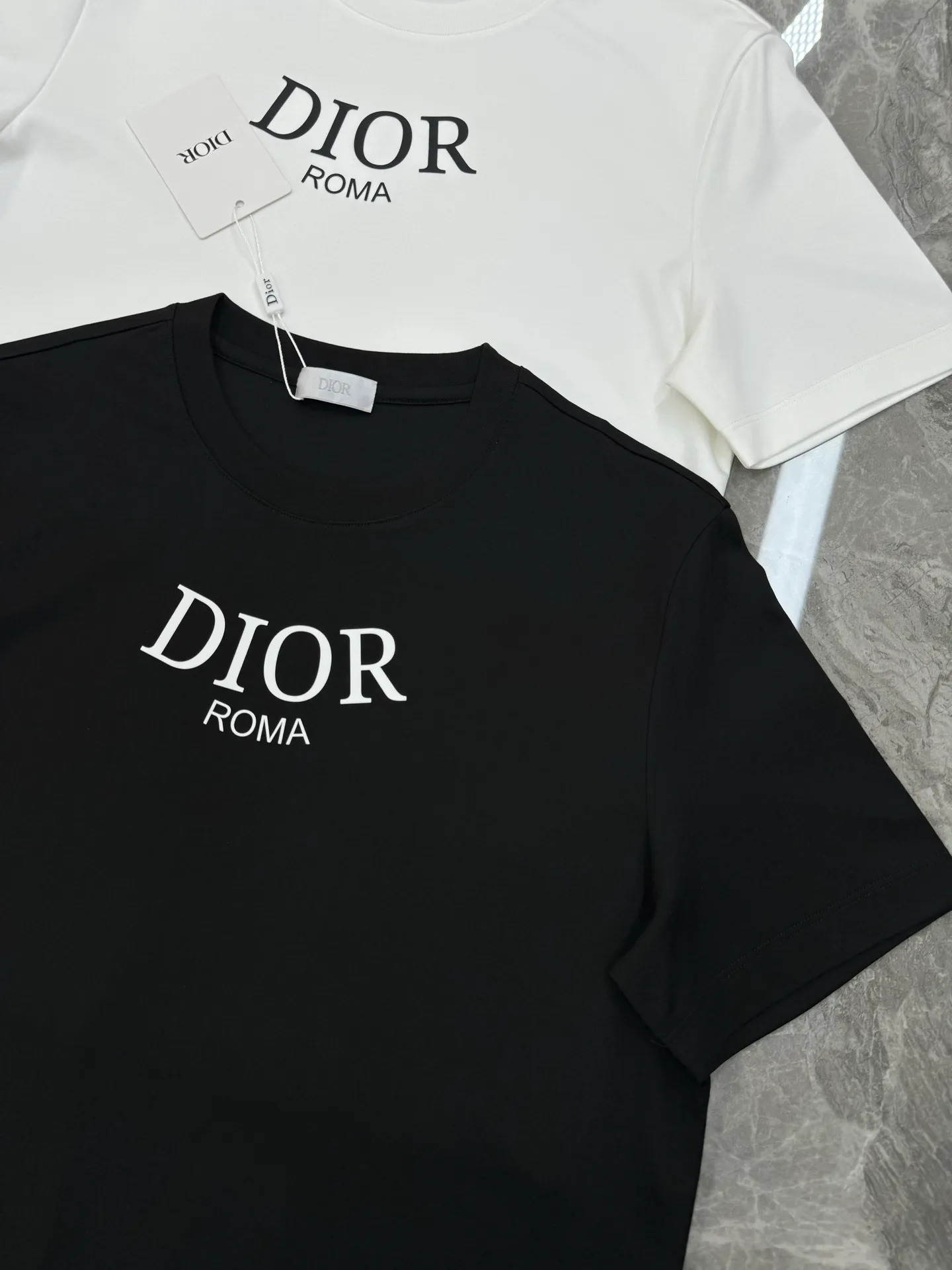🅿️180 Dior 25s new summer cotton round neck short sleeves❤️Classic brand letter logo on the chest. High temperature three-dimensional heat transfer process. Preferred 260g pure cotton fabric! ! ! It is tight and thick and will not become thinner with washing... Mao Mao Party, who has high requirements for comfort, closes his eyes and flushes... The outline of the brand letters is clear and three-dimensional, revealing the visual impact of the picture! Color: White. Black. Size: s-xxl