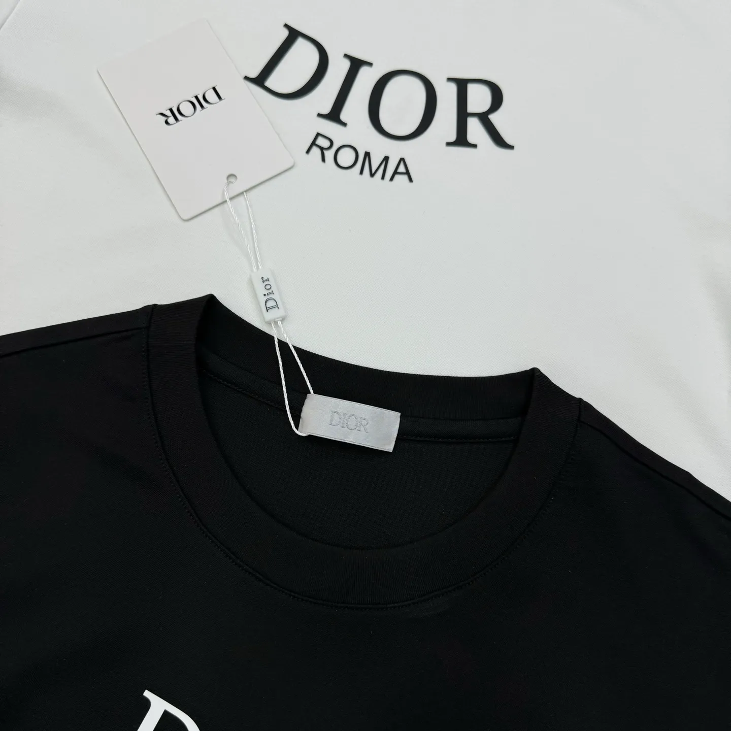 🅿️180 Dior 25s new summer cotton round neck short sleeves❤️Classic brand letter logo on the chest. High temperature three-dimensional heat transfer process. Preferred 260g pure cotton fabric! ! ! It is tight and thick and will not become thinner with washing... Mao Mao Party, who has high requirements for comfort, closes his eyes and flushes... The outline of the brand letters is clear and three-dimensional, revealing the visual impact of the picture! Color: White. Black. Size: s-xxl