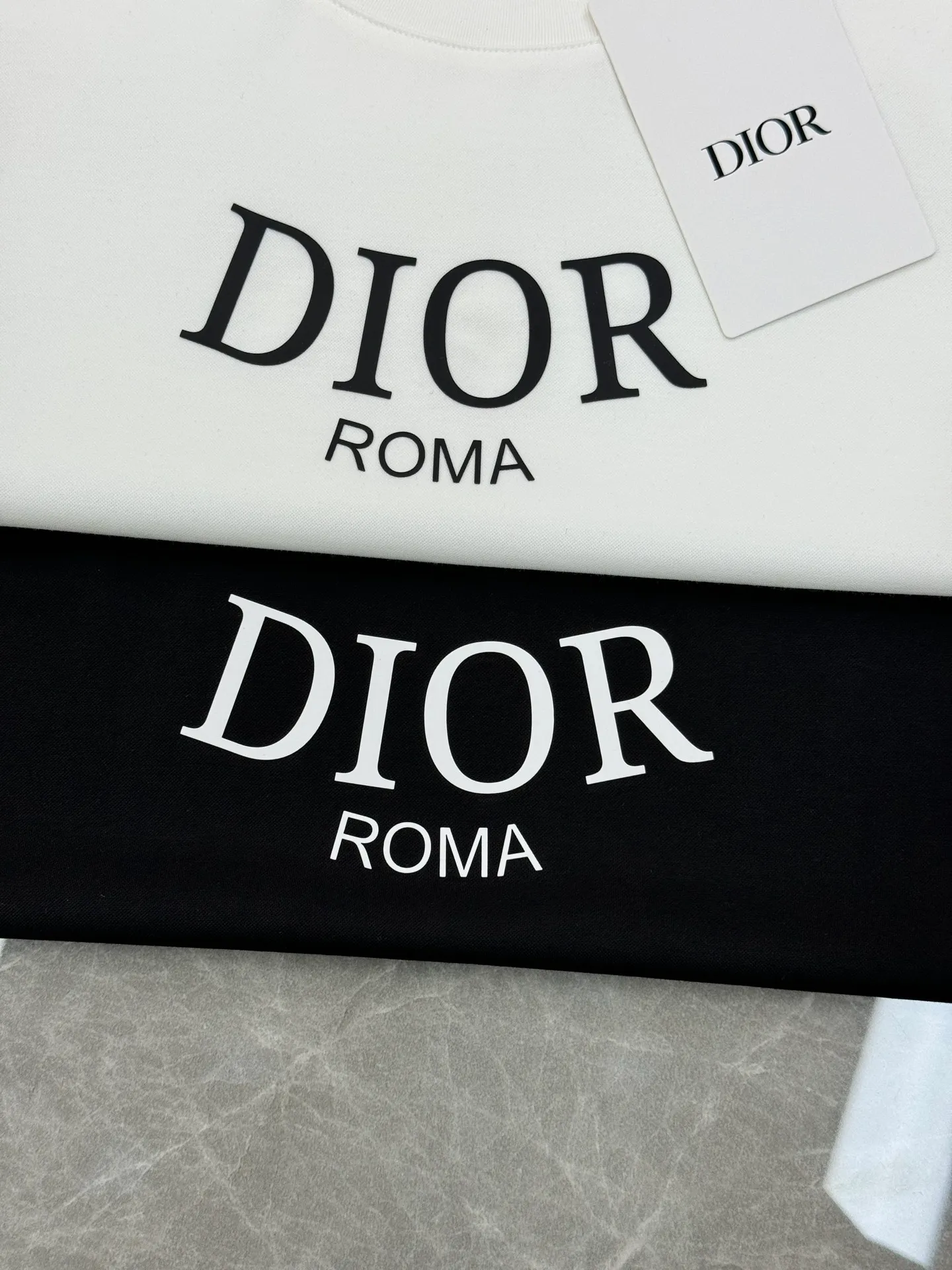 🅿️180 Dior 25s new summer cotton round neck short sleeves❤️Classic brand letter logo on the chest. High temperature three-dimensional heat transfer process. Preferred 260g pure cotton fabric! ! ! It is tight and thick and will not become thinner with washing... Mao Mao Party, who has high requirements for comfort, closes his eyes and flushes... The outline of the brand letters is clear and three-dimensional, revealing the visual impact of the picture! Color: White. Black. Size: s-xxl
