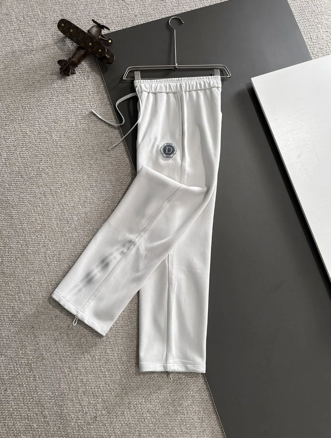 🅿️380 next day shipping Dior 2025 new early spring elastic band casual pants, thickened with velvet to keep warm. The custom-made fabrics at the counter are highly breathable and comfortable, with impeccable details and brand element design concepts, reflecting high quality. It feels delicate and soft! It presents a casual cut and the upper body shape is great! Size: M-4XL