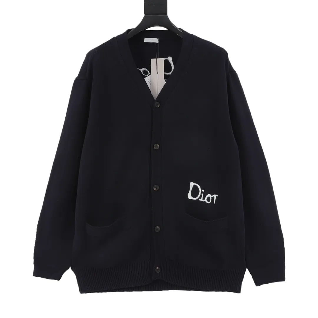 🅿️600 Dior embroidered cotton blend button cardigan. The fabric is made of 40-count cotton yarn and wool, and the cotton content is 62%. It is mixed with 38% polyester. Mixing two kinds of wool materials can effectively make the upper body more three-dimensional. The embroidery uses high-density wool yarn embroidery technology, and the front numbers are all equipped with the joint series embroidery LOGO. The number of stitches is about 12,000. The auxiliary buttons are made of natural horn buttons, with the brand's iconic [DIOR] LOGO on the buttons. This cardigan displays the Dior For My Real Friends logo from the DIOR AND HYLTON NEL collaboration. Crafted from white cotton-blend jersey with embroidery on the front and back, button fastening and ribbed trims. Size s-l