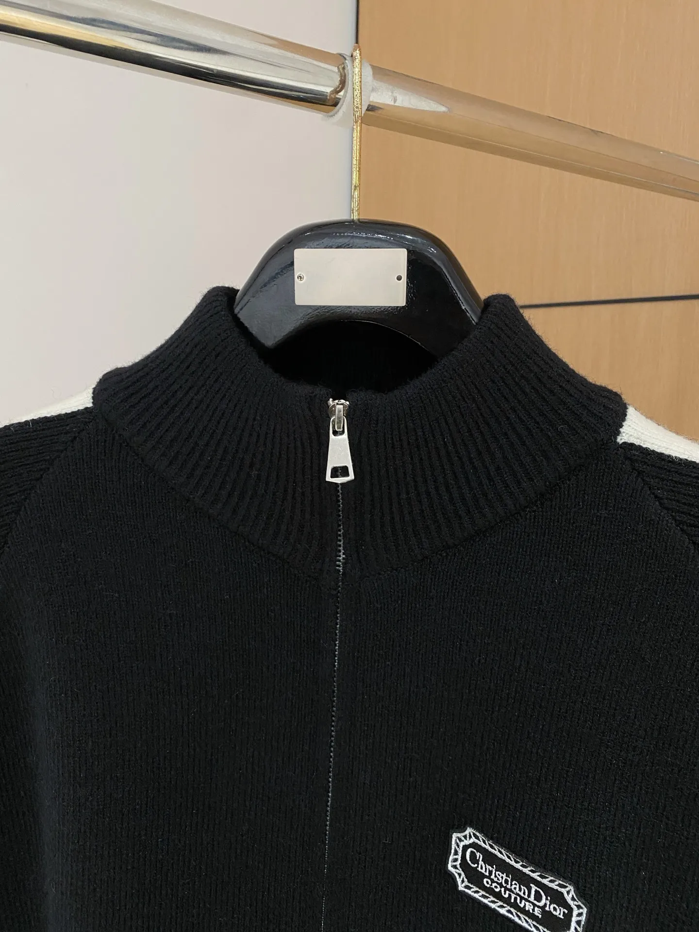 🅿️540 【DIOR】Autumn and winter classic cardigan sweater, in full condition! ! ! Wool blended fabric, the latest model in 2025, golden ratio! ! Slim-fitting soft gold, versatile and practical item, the combination and practicality are extremely powerful, simple and elegant, and classy! To create your own style, it is highly recommended to buy it in two colors. The standard slim fit tailoring process is suitable for both young and old men. It is knitted from wool and will not cause any discomfort! While keeping warm, it is stylish, textured and wearable, and the classic logo with contrasting colors on the chest feels in place! ! Recommended for regular customers! ! Size M-3XL (maximum wear: 190 pounds)