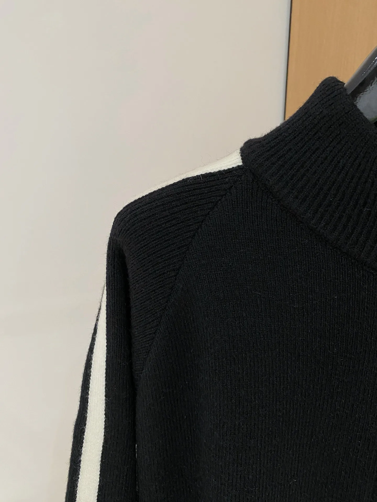 🅿️540 【DIOR】Autumn and winter classic cardigan sweater, in full condition! ! ! Wool blended fabric, the latest model in 2025, golden ratio! ! Slim-fitting soft gold, versatile and practical item, the combination and practicality are extremely powerful, simple and elegant, and classy! To create your own style, it is highly recommended to buy it in two colors. The standard slim fit tailoring process is suitable for both young and old men. It is knitted from wool and will not cause any discomfort! While keeping warm, it is stylish, textured and wearable, and the classic logo with contrasting colors on the chest feels in place! ! Recommended for regular customers! ! Size M-3XL (maximum wear: 190 pounds)