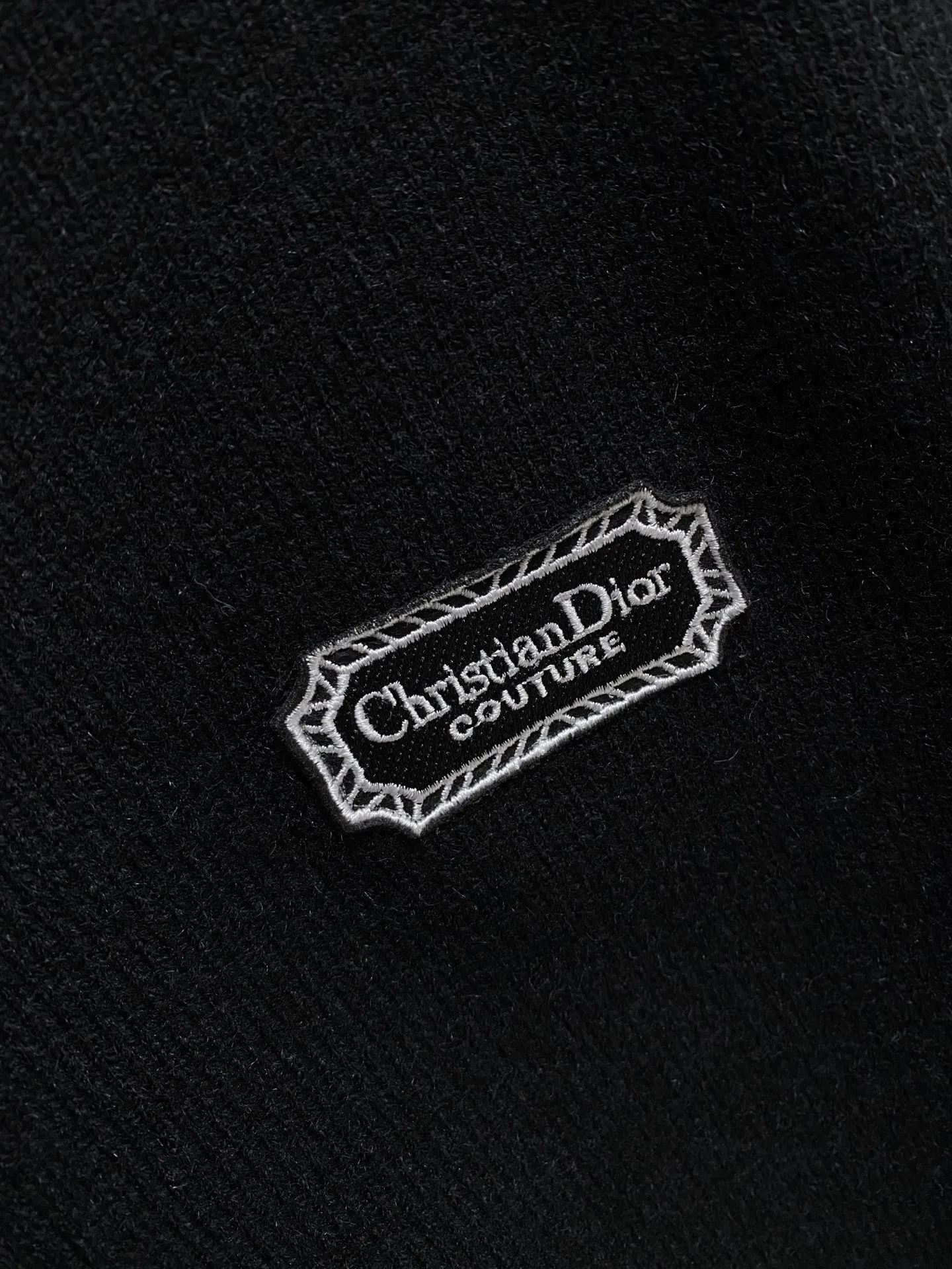 🅿️540 【DIOR】Autumn and winter classic cardigan sweater, in full condition! ! ! Wool blended fabric, the latest model in 2025, golden ratio! ! Slim-fitting soft gold, versatile and practical item, the combination and practicality are extremely powerful, simple and elegant, and classy! To create your own style, it is highly recommended to buy it in two colors. The standard slim fit tailoring process is suitable for both young and old men. It is knitted from wool and will not cause any discomfort! While keeping warm, it is stylish, textured and wearable, and the classic logo with contrasting colors on the chest feels in place! ! Recommended for regular customers! ! Size M-3XL (maximum wear: 190 pounds)