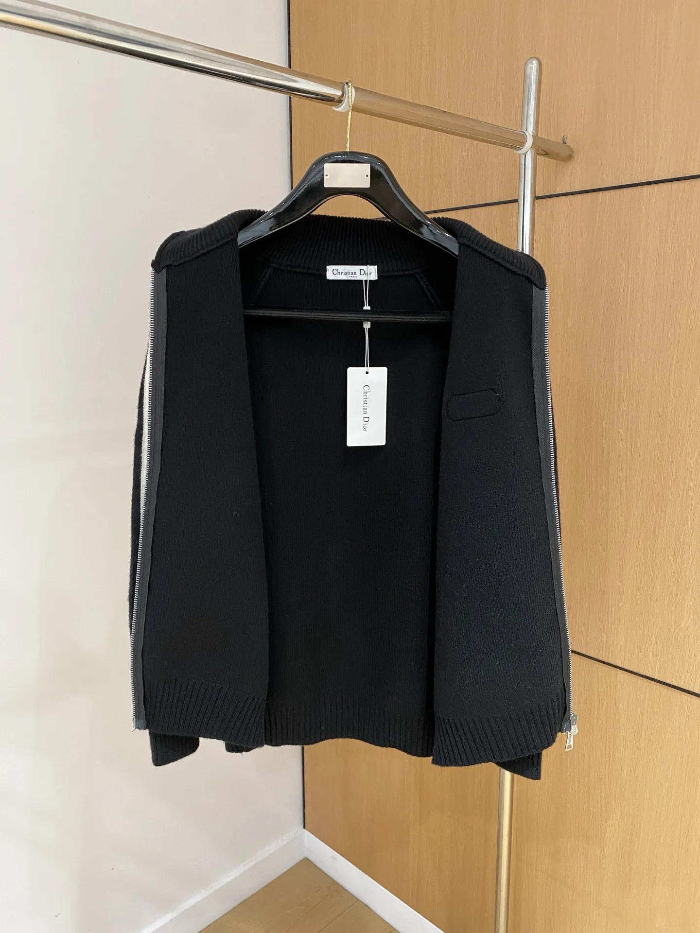 🅿️540 【DIOR】Autumn and winter classic cardigan sweater, in full condition! ! ! Wool blended fabric, the latest model in 2025, golden ratio! ! Slim-fitting soft gold, versatile and practical item, the combination and practicality are extremely powerful, simple and elegant, and classy! To create your own style, it is highly recommended to buy it in two colors. The standard slim fit tailoring process is suitable for both young and old men. It is knitted from wool and will not cause any discomfort! While keeping warm, it is stylish, textured and wearable, and the classic logo with contrasting colors on the chest feels in place! ! Recommended for regular customers! ! Size M-3XL (maximum wear: 190 pounds)