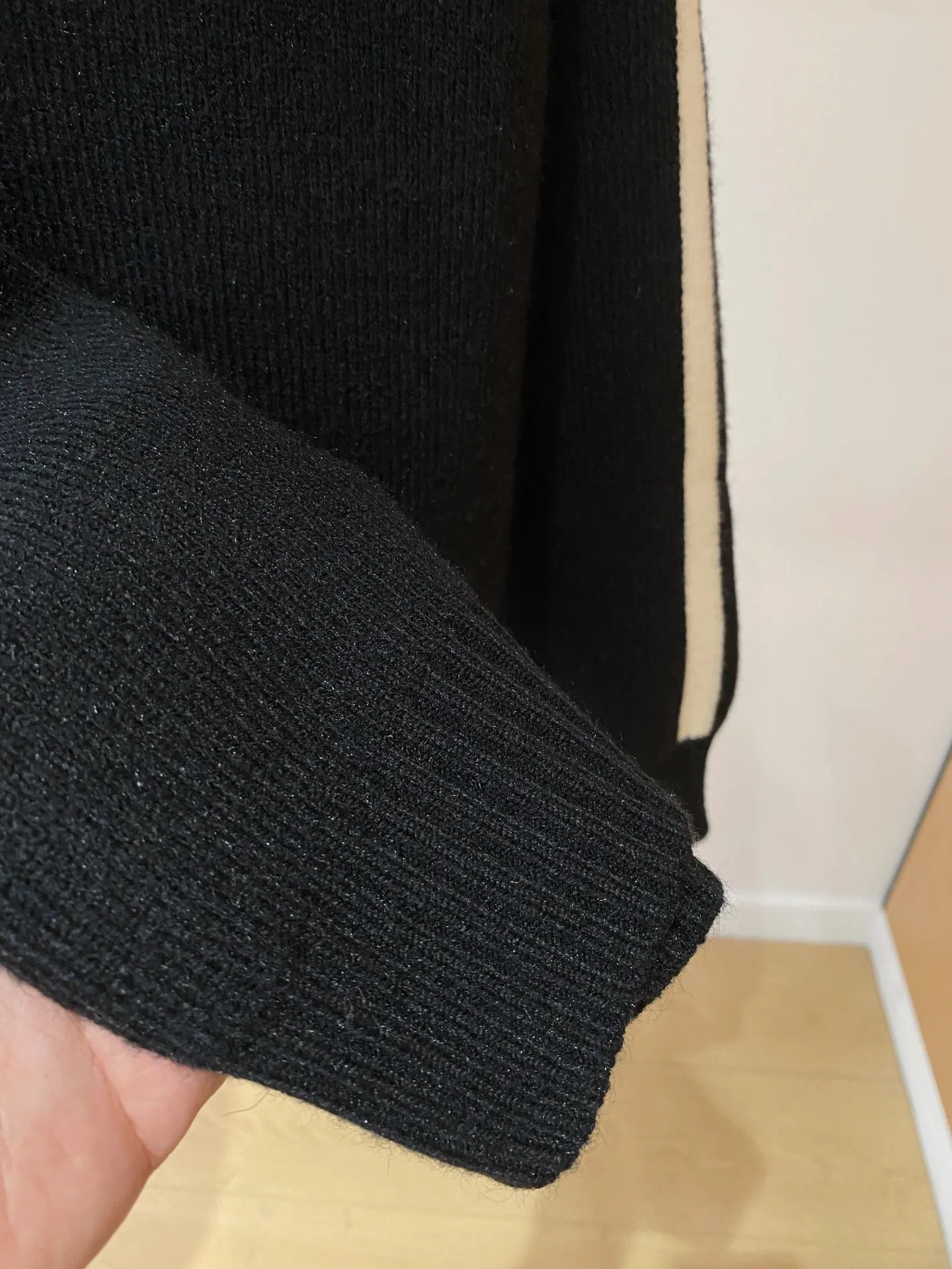 🅿️540 【DIOR】Autumn and winter classic cardigan sweater, in full condition! ! ! Wool blended fabric, the latest model in 2025, golden ratio! ! Slim-fitting soft gold, versatile and practical item, the combination and practicality are extremely powerful, simple and elegant, and classy! To create your own style, it is highly recommended to buy it in two colors. The standard slim fit tailoring process is suitable for both young and old men. It is knitted from wool and will not cause any discomfort! While keeping warm, it is stylish, textured and wearable, and the classic logo with contrasting colors on the chest feels in place! ! Recommended for regular customers! ! Size M-3XL (maximum wear: 190 pounds)