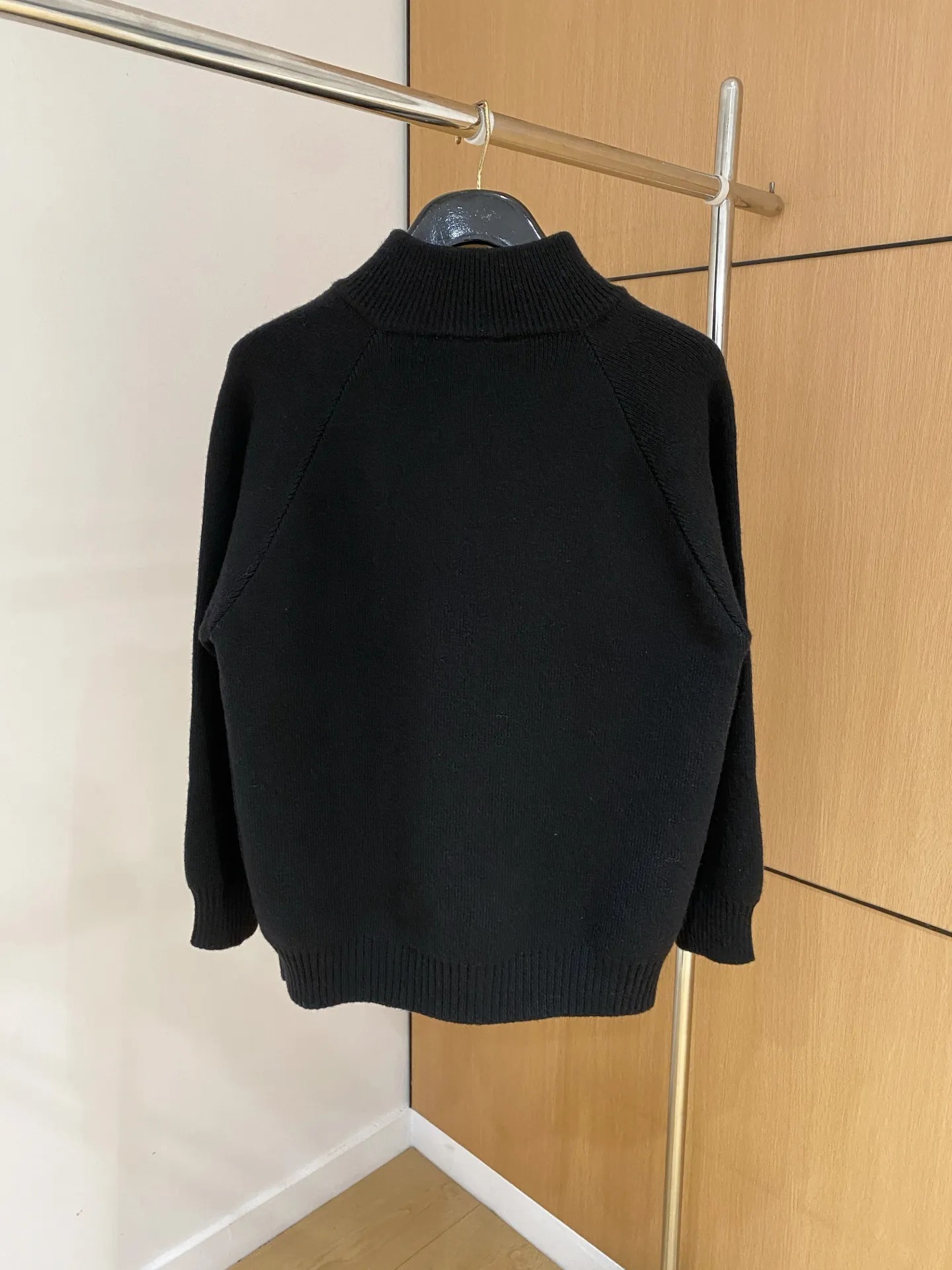🅿️540 【DIOR】Autumn and winter classic cardigan sweater, in full condition! ! ! Wool blended fabric, the latest model in 2025, golden ratio! ! Slim-fitting soft gold, versatile and practical item, the combination and practicality are extremely powerful, simple and elegant, and classy! To create your own style, it is highly recommended to buy it in two colors. The standard slim fit tailoring process is suitable for both young and old men. It is knitted from wool and will not cause any discomfort! While keeping warm, it is stylish, textured and wearable, and the classic logo with contrasting colors on the chest feels in place! ! Recommended for regular customers! ! Size M-3XL (maximum wear: 190 pounds)