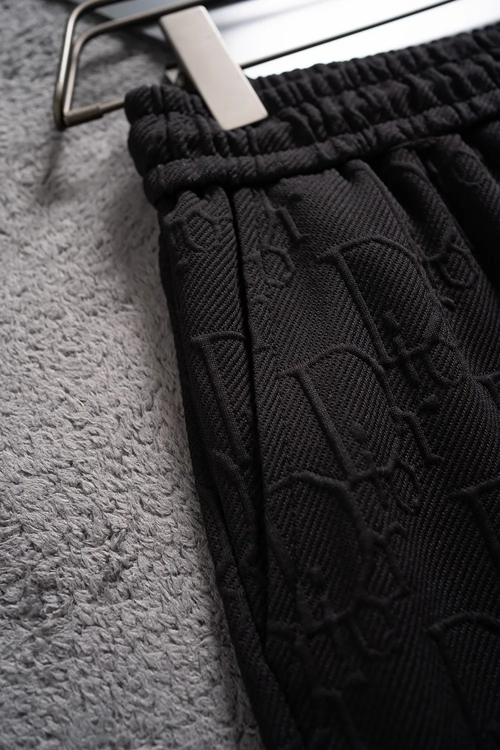 🅿️140 #Z0011 [Restock all year round] Dior Dior knitted embroidered shorts are ultra-high-end quality embroidered, made with double-pressing technology, original replica, three-dimensional foam printing, the latest Alphabet LOGO pattern design, the knitted fabric is stiff and solid, fashionable and urban, the first choice for home and travel! Color: Black White Size: M L XL XXL XXXl