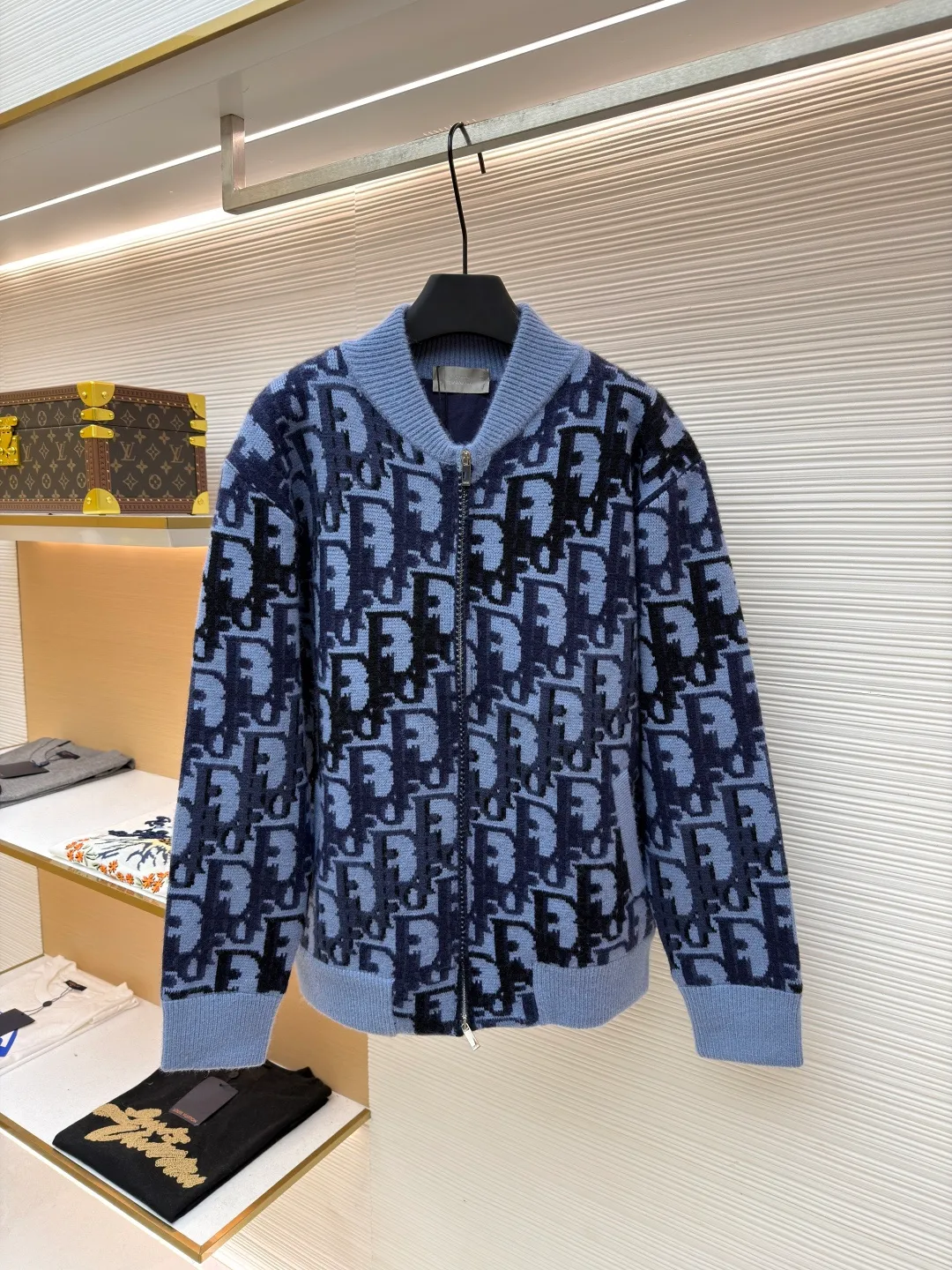 Dior wool printed ribbed zipper long-sleeved jacket ●Original version: Purchased and developed by 33157 ●Item number: 1681746- ●Material: wool blended fabric ●Technology: knitted jacquard production ●Color: blue and black ●Version: fitted version ●Weight: about 1285 grams ●Size: XS-S-M-L ●Description: This knitted jacket uses multi-color jacquard technology, interweaving dark and light blue and black to present the brand's iconic letter pattern. The pattern texture is clear and has a strong three-dimensional effect. The body of the garment is made of soft knitted fabric, which is precisely woven to ensure uniform density and a delicate and skin-friendly touch. The collar, cuffs and hem are ribbed in the same color, providing an elastic fit and enhancing the overall silhouette. The front is equipped with a metal zipper, which is smooth and echoes the style of the jacquard pattern; the body is three-dimensionally cut, with a loose and casual fit. The jacquard process uses multi-tissue needles to work together to make the pattern and background color distinct. It has both design recognition and the comfortable texture of knitted items. It is the finishing touch to highlight the brand style in daily wear. The overall wiring is straight and delicate, the fabric is comfortable and soft, and the color is consistent without color difference. It can be matched with the same style to create a fashionable look and control various occasions. Customized accessories, complete with three standards, same style for men and women!