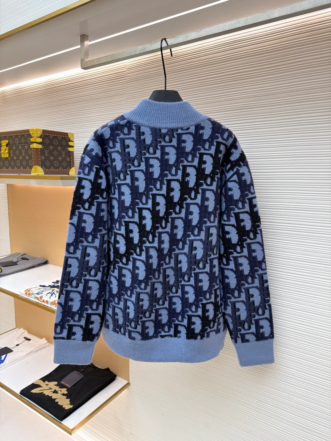 Dior wool printed ribbed zipper long-sleeved jacket ●Original version: Purchased and developed by 33157 ●Item number: 1681746- ●Material: wool blended fabric ●Technology: knitted jacquard production ●Color: blue and black ●Version: fitted version ●Weight: about 1285 grams ●Size: XS-S-M-L ●Description: This knitted jacket uses multi-color jacquard technology, interweaving dark and light blue and black to present the brand's iconic letter pattern. The pattern texture is clear and has a strong three-dimensional effect. The body of the garment is made of soft knitted fabric, which is precisely woven to ensure uniform density and a delicate and skin-friendly touch. The collar, cuffs and hem are ribbed in the same color, providing an elastic fit and enhancing the overall silhouette. The front is equipped with a metal zipper, which is smooth and echoes the style of the jacquard pattern; the body is three-dimensionally cut, with a loose and casual fit. The jacquard process uses multi-tissue needles to work together to make the pattern and background color distinct. It has both design recognition and the comfortable texture of knitted items. It is the finishing touch to highlight the brand style in daily wear. The overall wiring is straight and delicate, the fabric is comfortable and soft, and the color is consistent without color difference. It can be matched with the same style to create a fashionable look and control various occasions. Customized accessories, complete with three standards, same style for men and women!