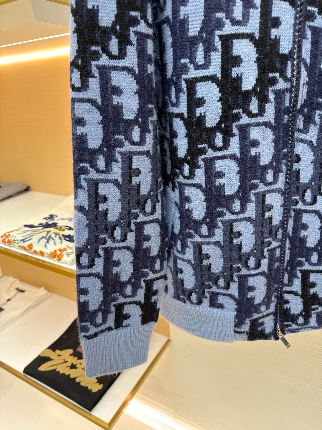 Dior wool printed ribbed zipper long-sleeved jacket ●Original version: Purchased and developed by 33157 ●Item number: 1681746- ●Material: wool blended fabric ●Technology: knitted jacquard production ●Color: blue and black ●Version: fitted version ●Weight: about 1285 grams ●Size: XS-S-M-L ●Description: This knitted jacket uses multi-color jacquard technology, interweaving dark and light blue and black to present the brand's iconic letter pattern. The pattern texture is clear and has a strong three-dimensional effect. The body of the garment is made of soft knitted fabric, which is precisely woven to ensure uniform density and a delicate and skin-friendly touch. The collar, cuffs and hem are ribbed in the same color, providing an elastic fit and enhancing the overall silhouette. The front is equipped with a metal zipper, which is smooth and echoes the style of the jacquard pattern; the body is three-dimensionally cut, with a loose and casual fit. The jacquard process uses multi-tissue needles to work together to make the pattern and background color distinct. It has both design recognition and the comfortable texture of knitted items. It is the finishing touch to highlight the brand style in daily wear. The overall wiring is straight and delicate, the fabric is comfortable and soft, and the color is consistent without color difference. It can be matched with the same style to create a fashionable look and control various occasions. Customized accessories, complete with three standards, same style for men and women!