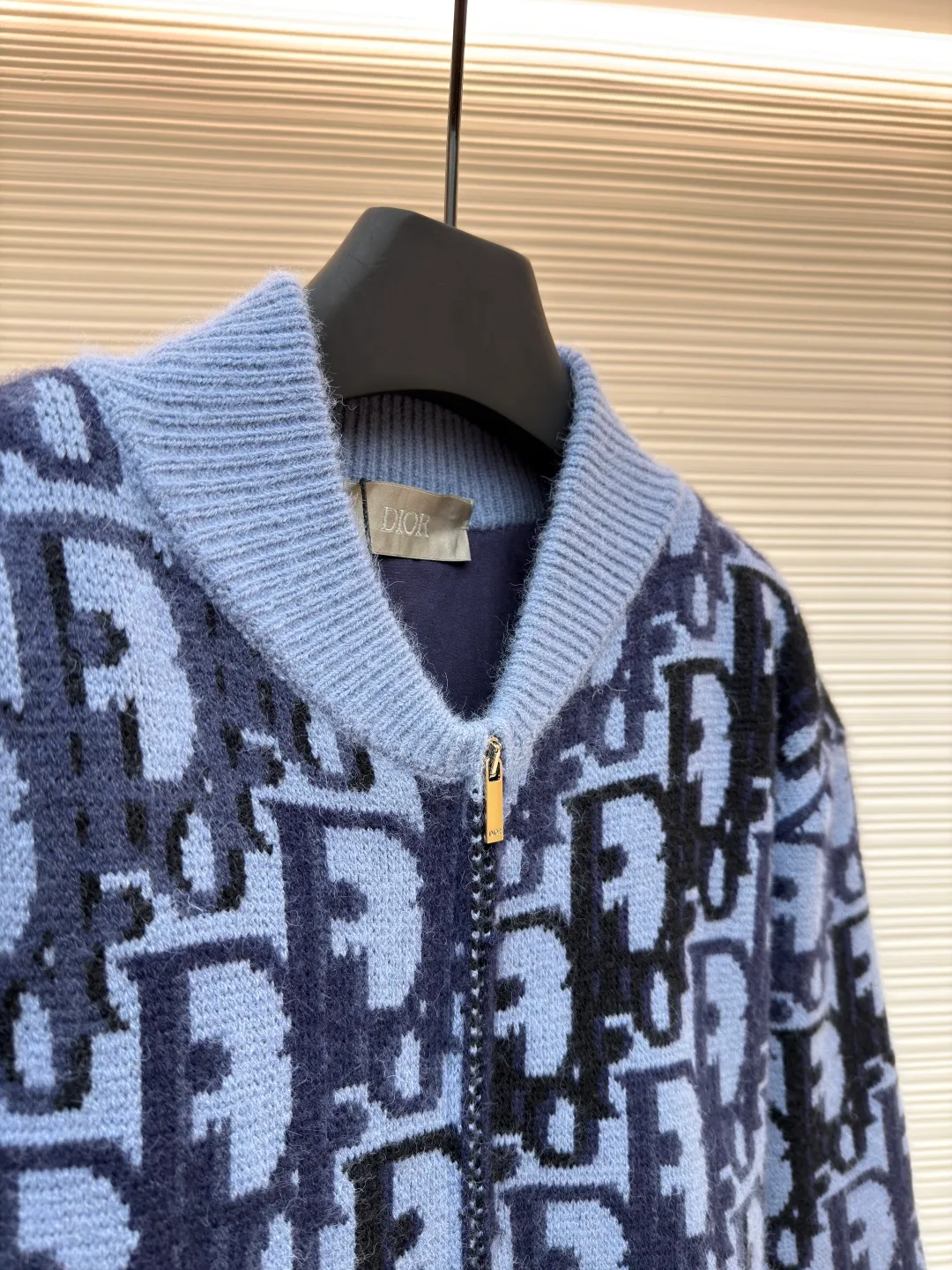 Dior wool printed ribbed zipper long-sleeved jacket ●Original version: Purchased and developed by 33157 ●Item number: 1681746- ●Material: wool blended fabric ●Technology: knitted jacquard production ●Color: blue and black ●Version: fitted version ●Weight: about 1285 grams ●Size: XS-S-M-L ●Description: This knitted jacket uses multi-color jacquard technology, interweaving dark and light blue and black to present the brand's iconic letter pattern. The pattern texture is clear and has a strong three-dimensional effect. The body of the garment is made of soft knitted fabric, which is precisely woven to ensure uniform density and a delicate and skin-friendly touch. The collar, cuffs and hem are ribbed in the same color, providing an elastic fit and enhancing the overall silhouette. The front is equipped with a metal zipper, which is smooth and echoes the style of the jacquard pattern; the body is three-dimensionally cut, with a loose and casual fit. The jacquard process uses multi-tissue needles to work together to make the pattern and background color distinct. It has both design recognition and the comfortable texture of knitted items. It is the finishing touch to highlight the brand style in daily wear. The overall wiring is straight and delicate, the fabric is comfortable and soft, and the color is consistent without color difference. It can be matched with the same style to create a fashionable look and control various occasions. Customized accessories, complete with three standards, same style for men and women!