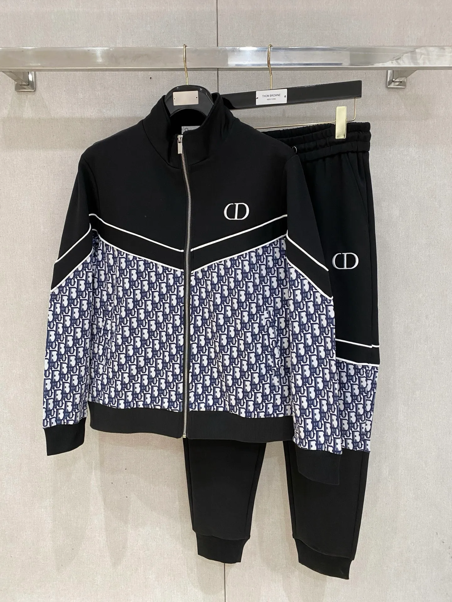 🅿️720 Dior hot-selling suit is coming. Focus on the original version of the official website. 2025 new hot-selling cardigan suit. The original order is the best. 🇭🇰The meticulous work of top designers. It has a fitting and perfect upper body effect. All-natural high-quality Tencel Roman cotton 100%, close-fitting comfort, noble and elegant! Original hardware embodies elegance and nobility! Counter size: M-3XL (maximum wear up to 190 pounds)